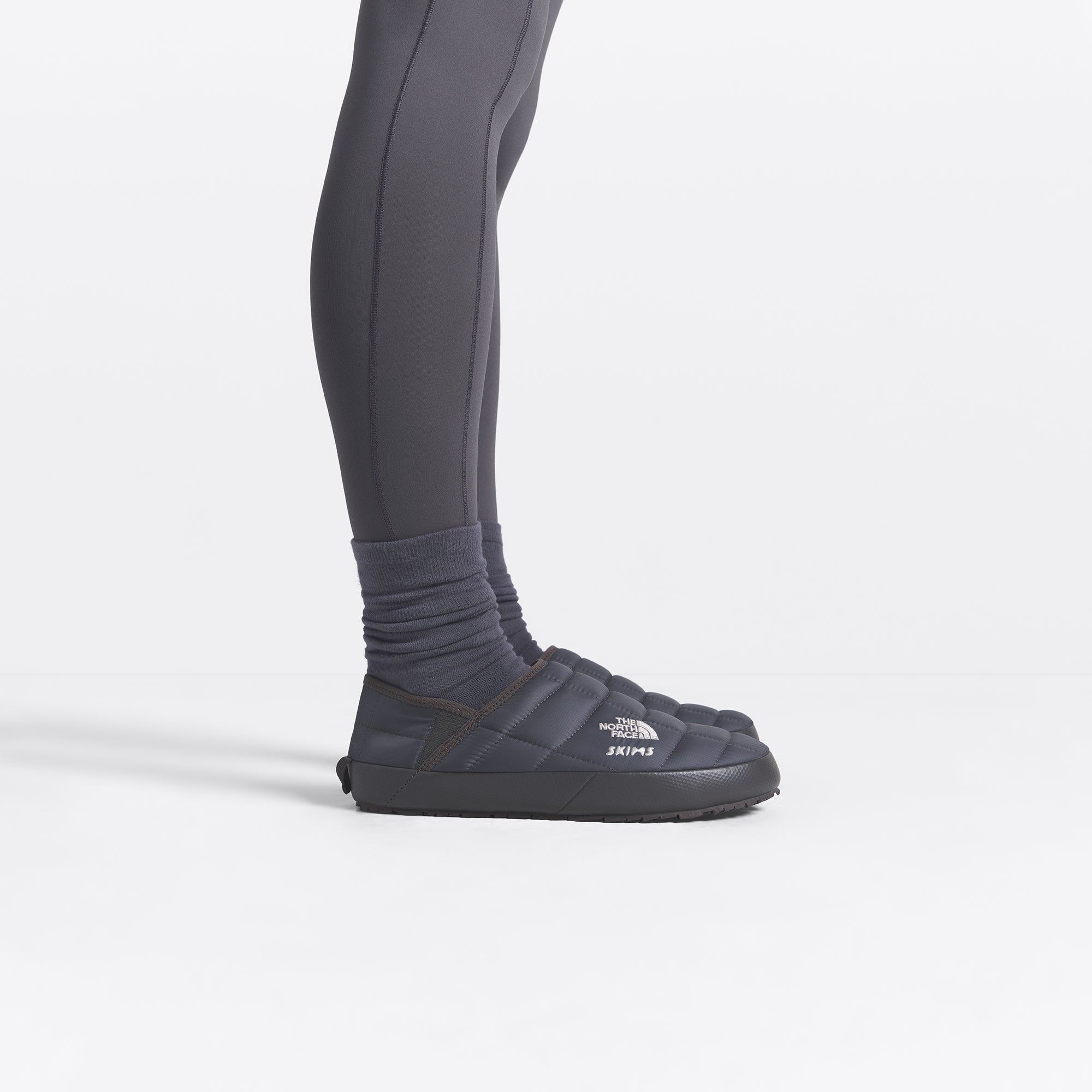 THE NORTH FACE X SKIMS THERMOBALL TRACTION MULE V | GUNMETAL - Mind Türkiye