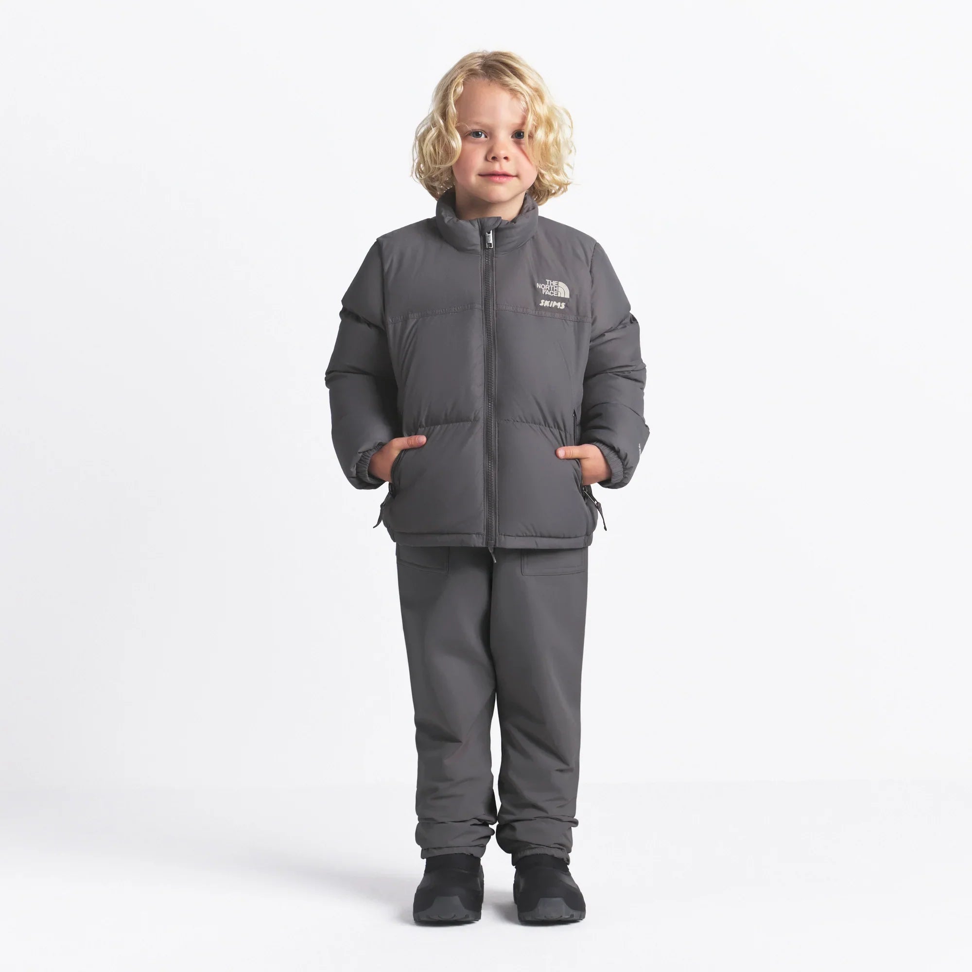 THE NORTH FACE X SKIMS KIDS’ 1996 NUPTSE JACKET | GUNMETAL - Mind Türkiye