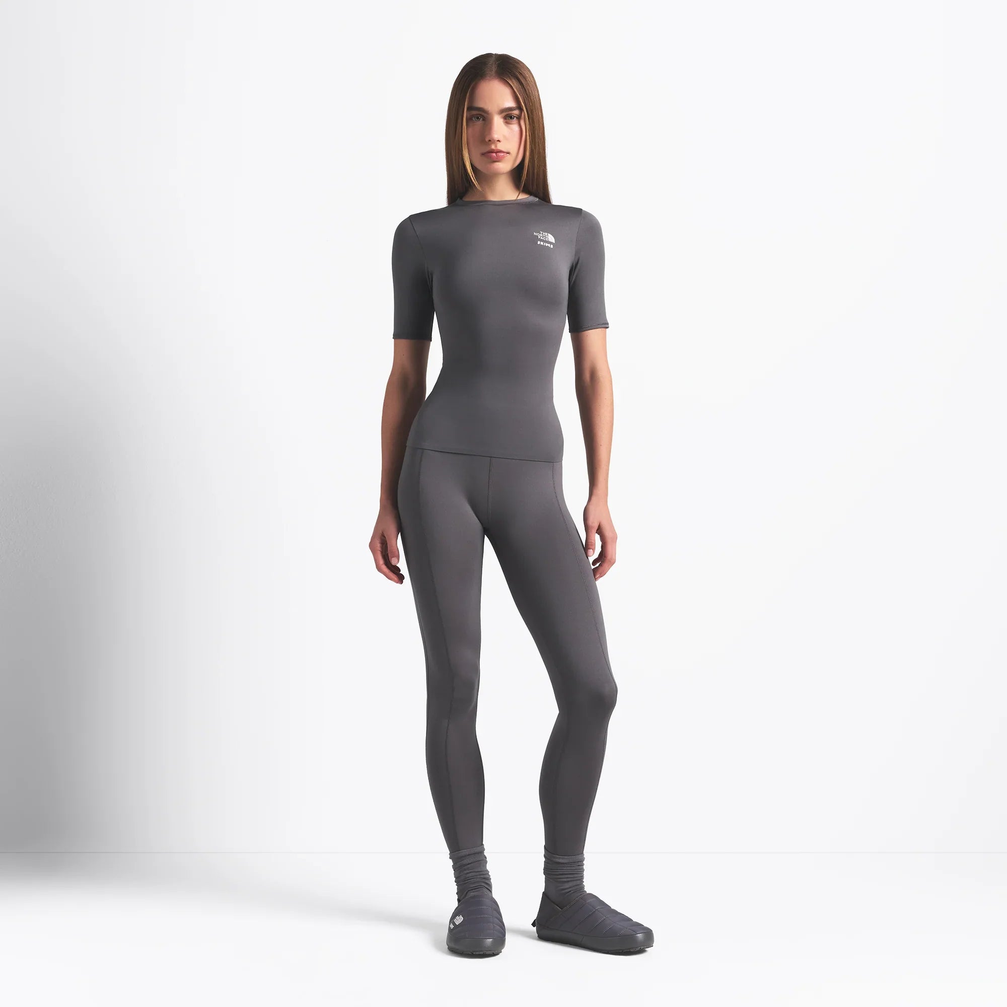 THE NORTH FACE X SKIMS REFINA SHORT SLEEVE TOP | GUNMETAL - Mind Türkiye