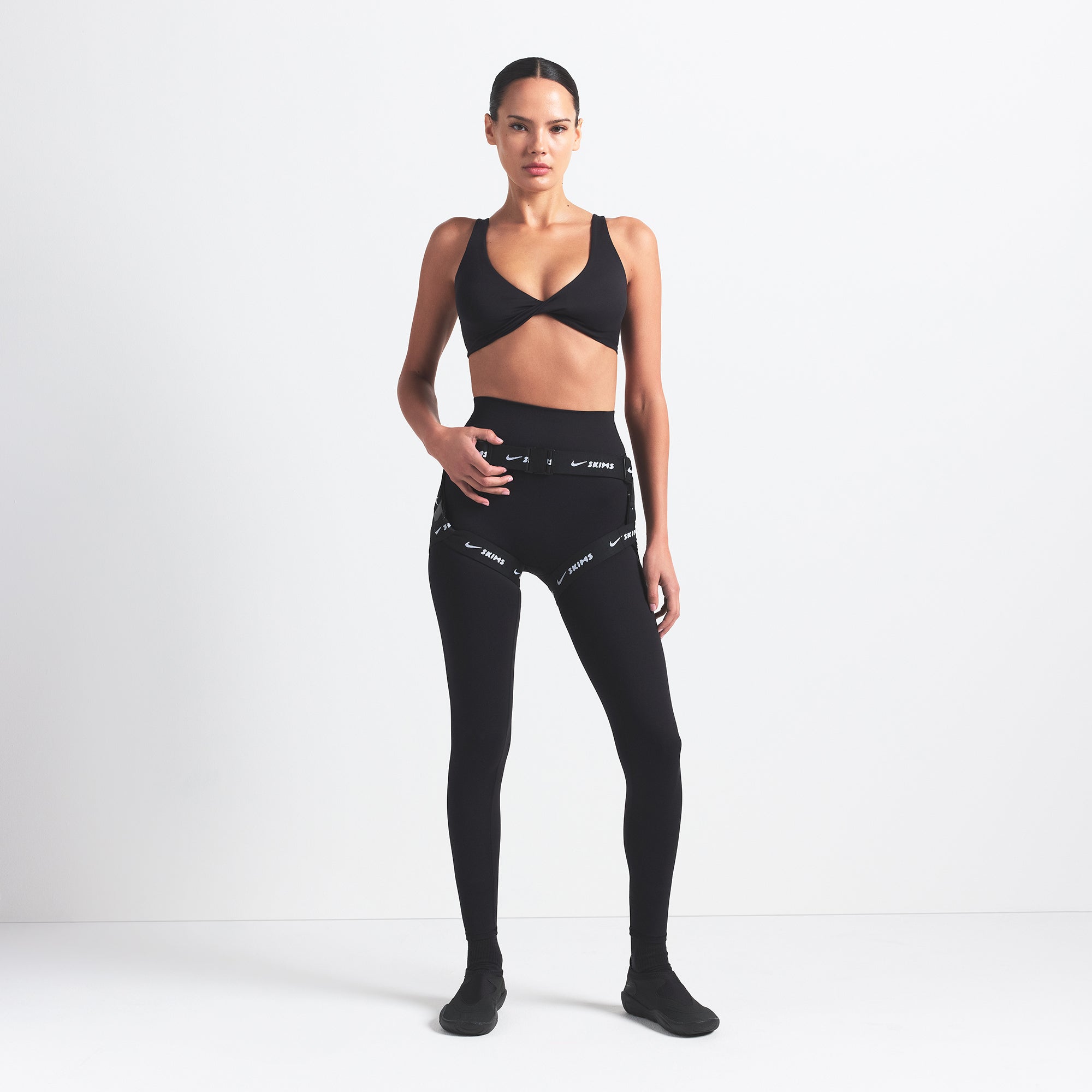 NikeSKIMS MATTE TWIST-FRONT BRA | OBSIDIAN - Mind Türkiye