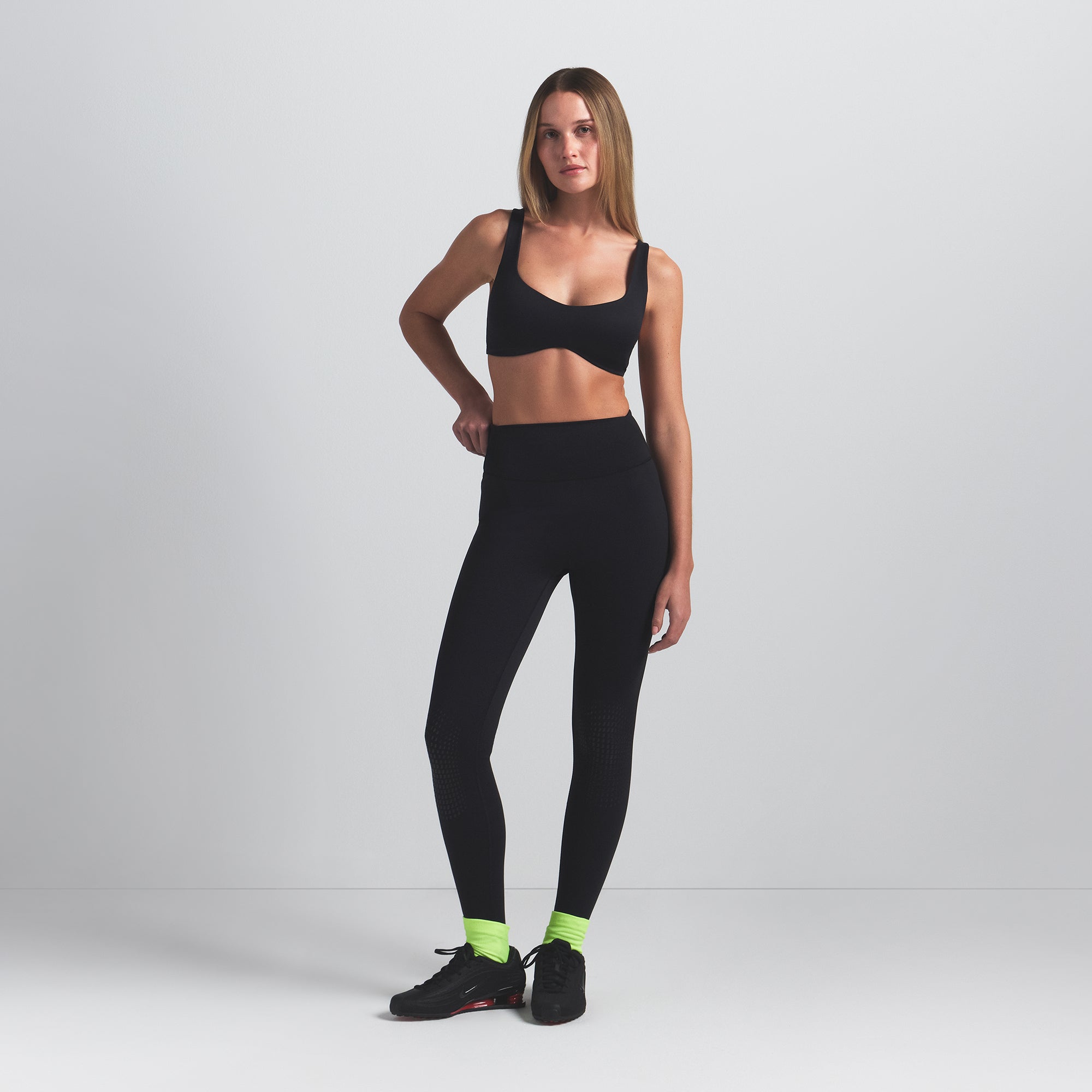 NikeSKIMS MATTE SHAPING SCOOP BRA | OBSIDIAN - Mind Türkiye