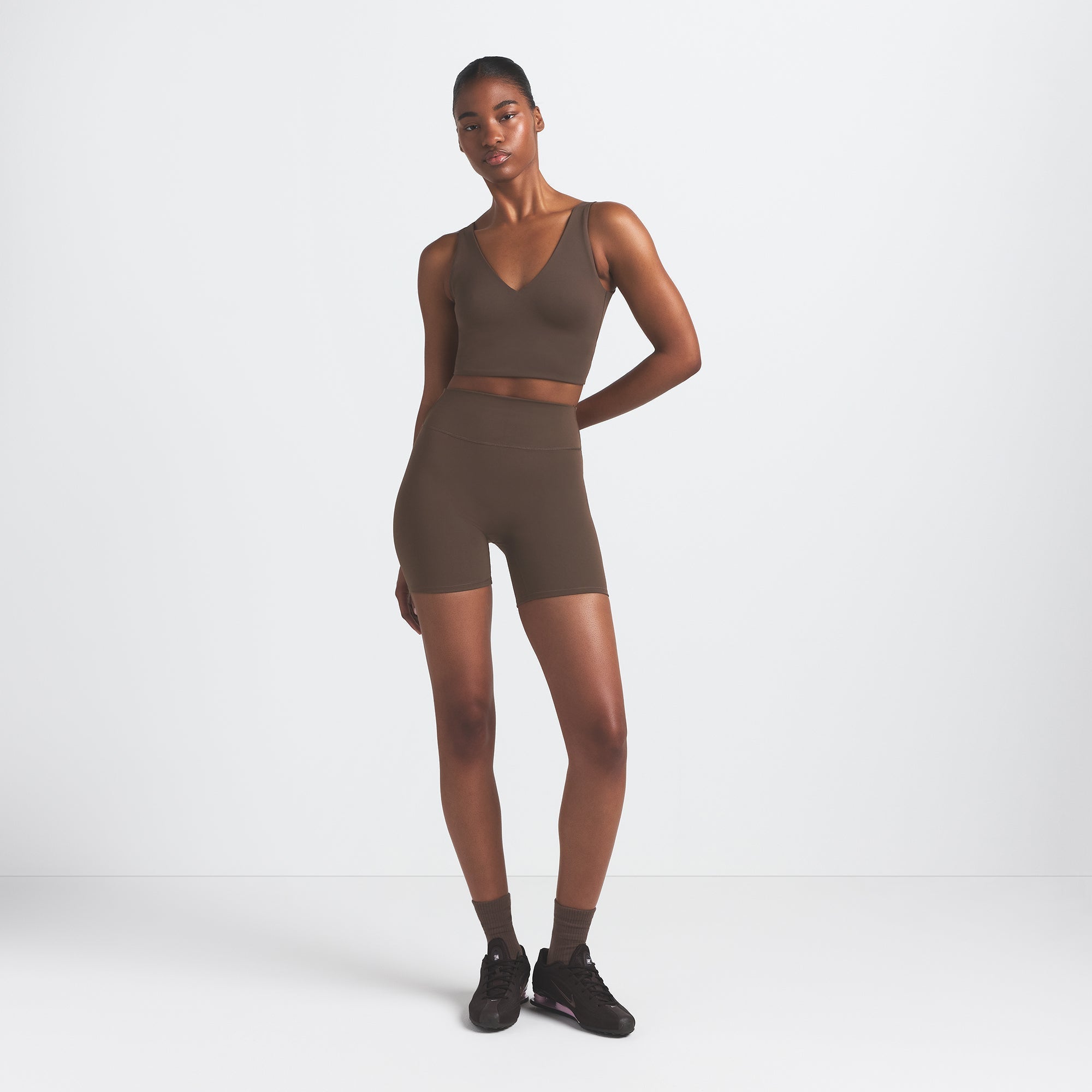 NikeSKIMS MATTE V-NECK BRA TOP | DARK SEPIA - Mind Türkiye