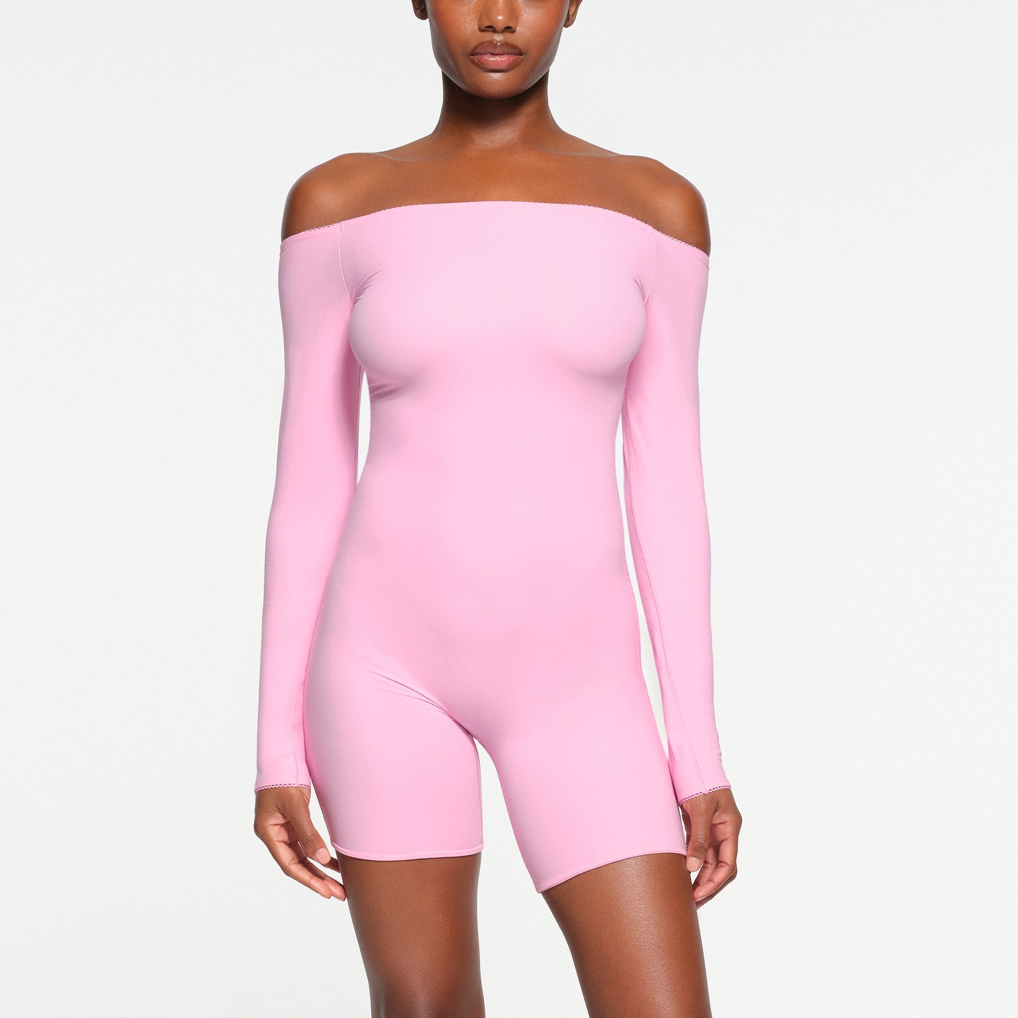 SKIMS FITS EVERYBODY PICOT OFF THE SHOULDER ONESIE | BUBBLE GUM - Mind Türkiye