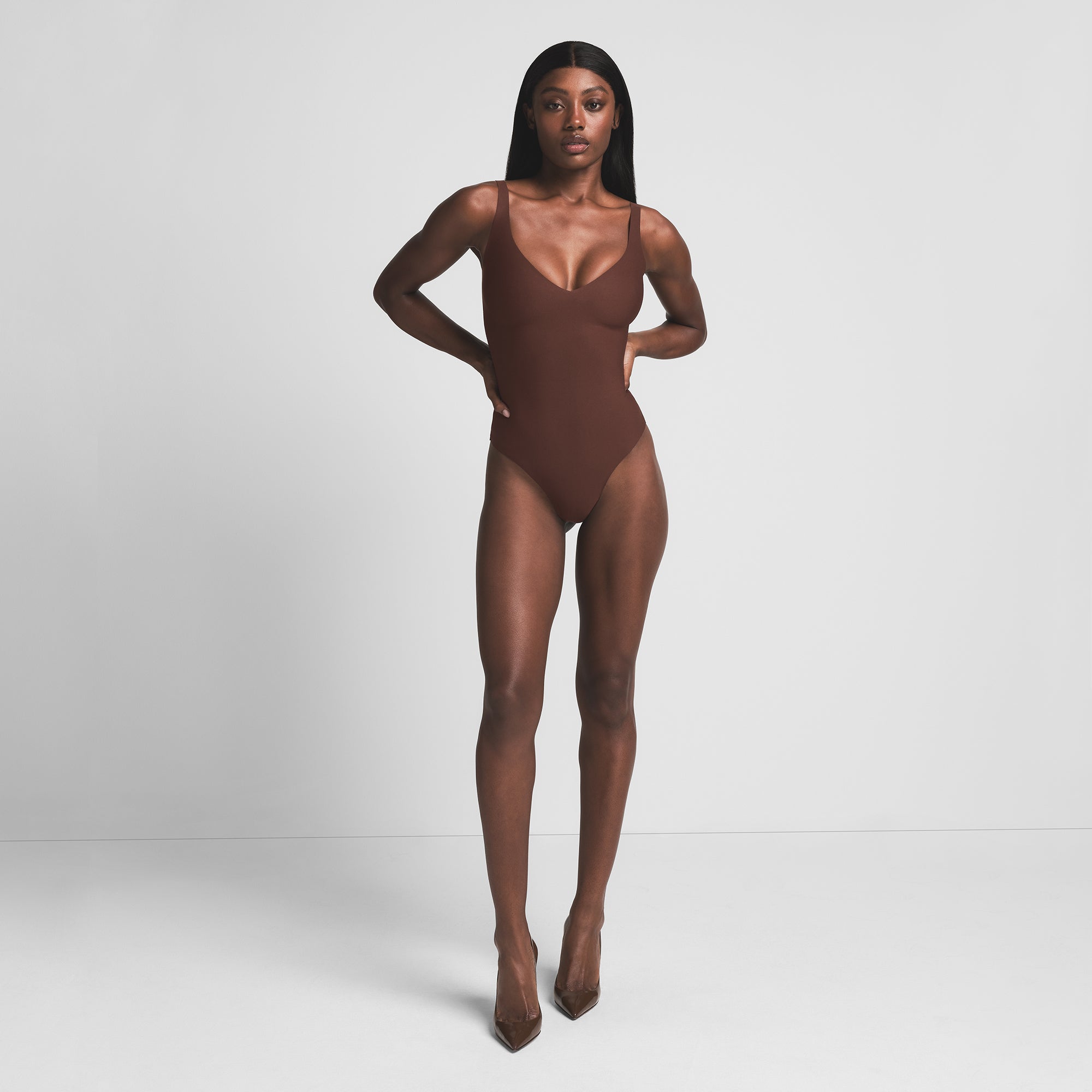 SKIMS BODY UNLINED PLUNGE THONG BODYSUIT | COCOA - Mind Türkiye