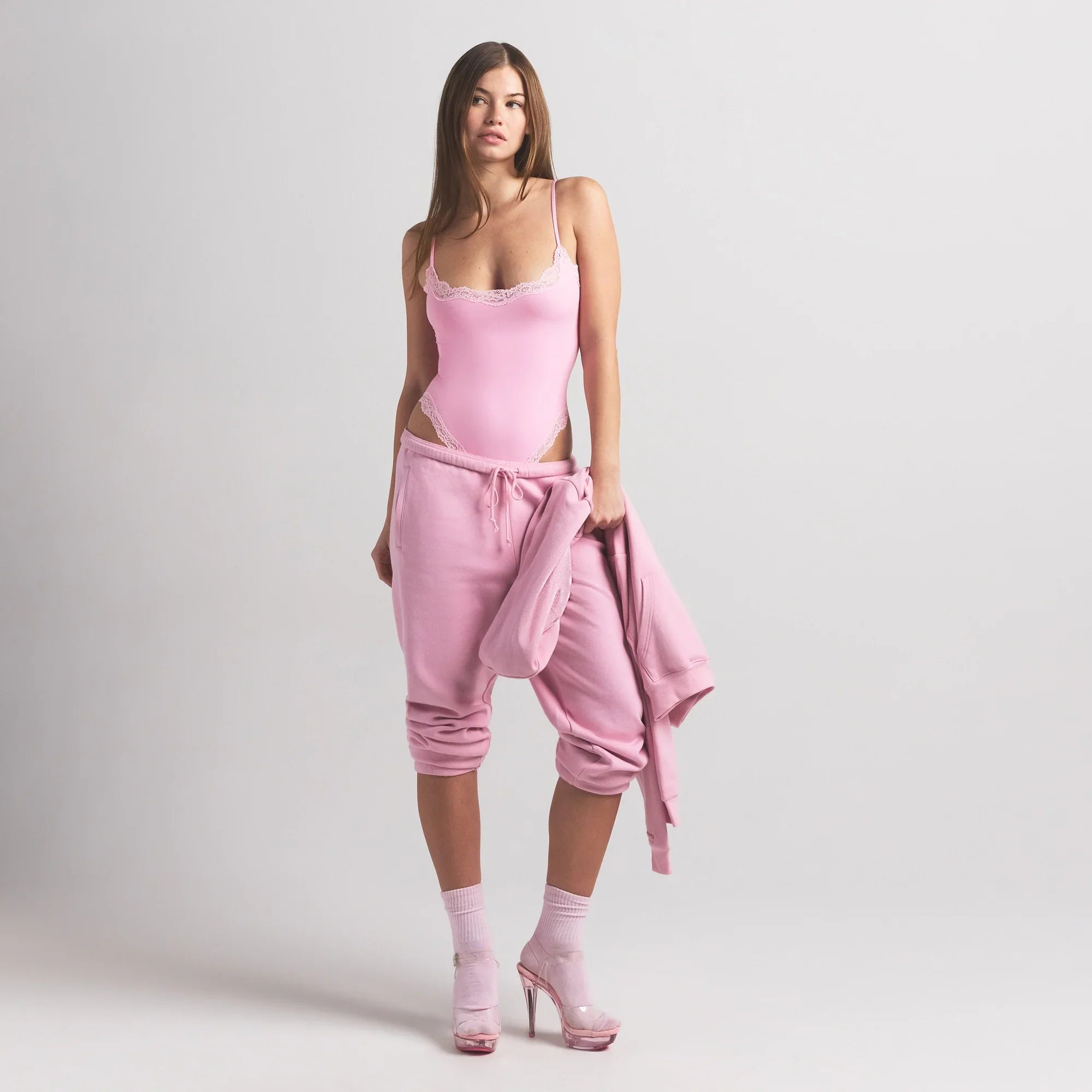 SKIMS FITS EVERYBODY LACE CAMI BODYSUIT | BUBBLE GUM TONAL - Mind Türkiye