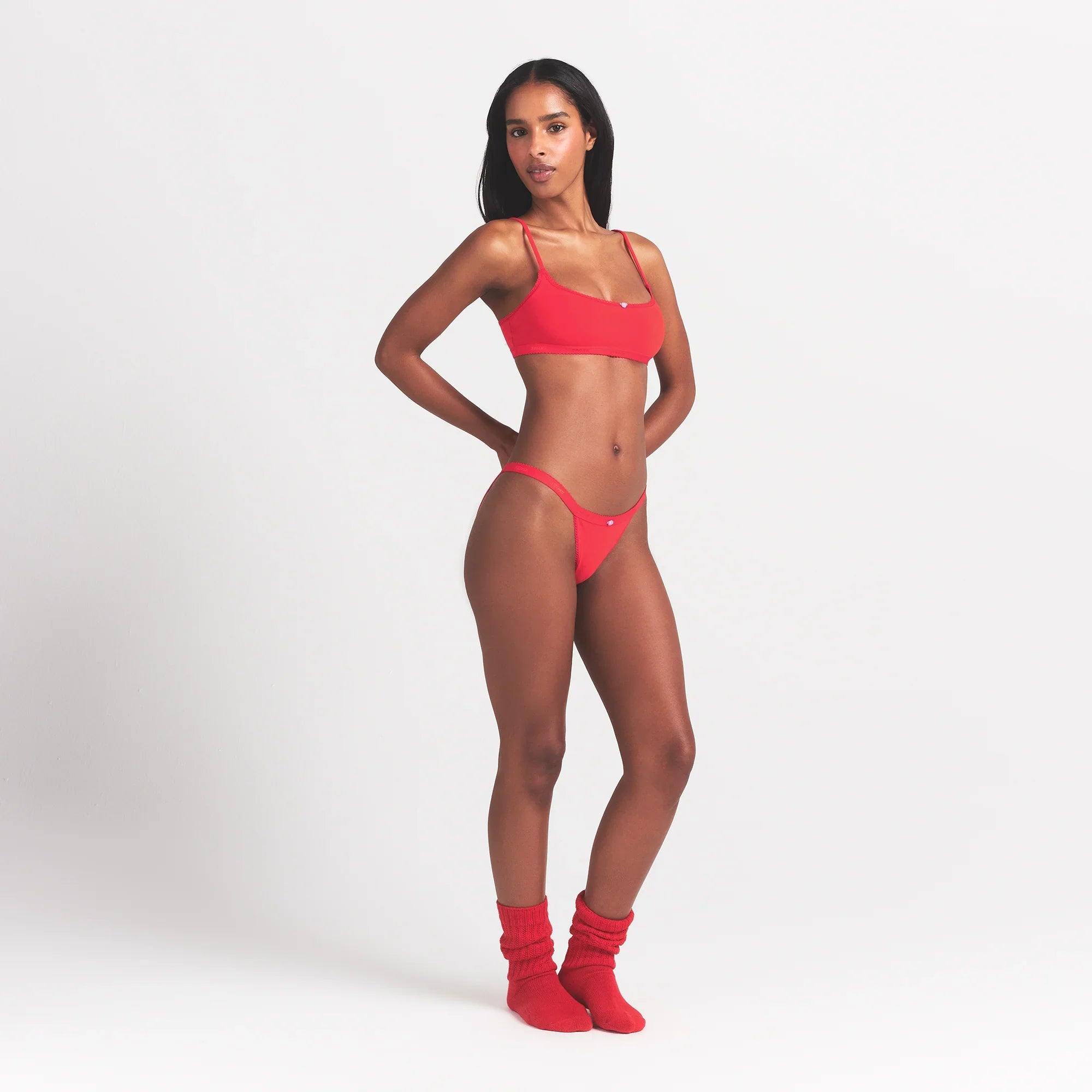SKIMS LIGHTWEIGHT COTTON LOGO PICOT STRING BIKINI | RUBY TONAL - Mind Türkiye