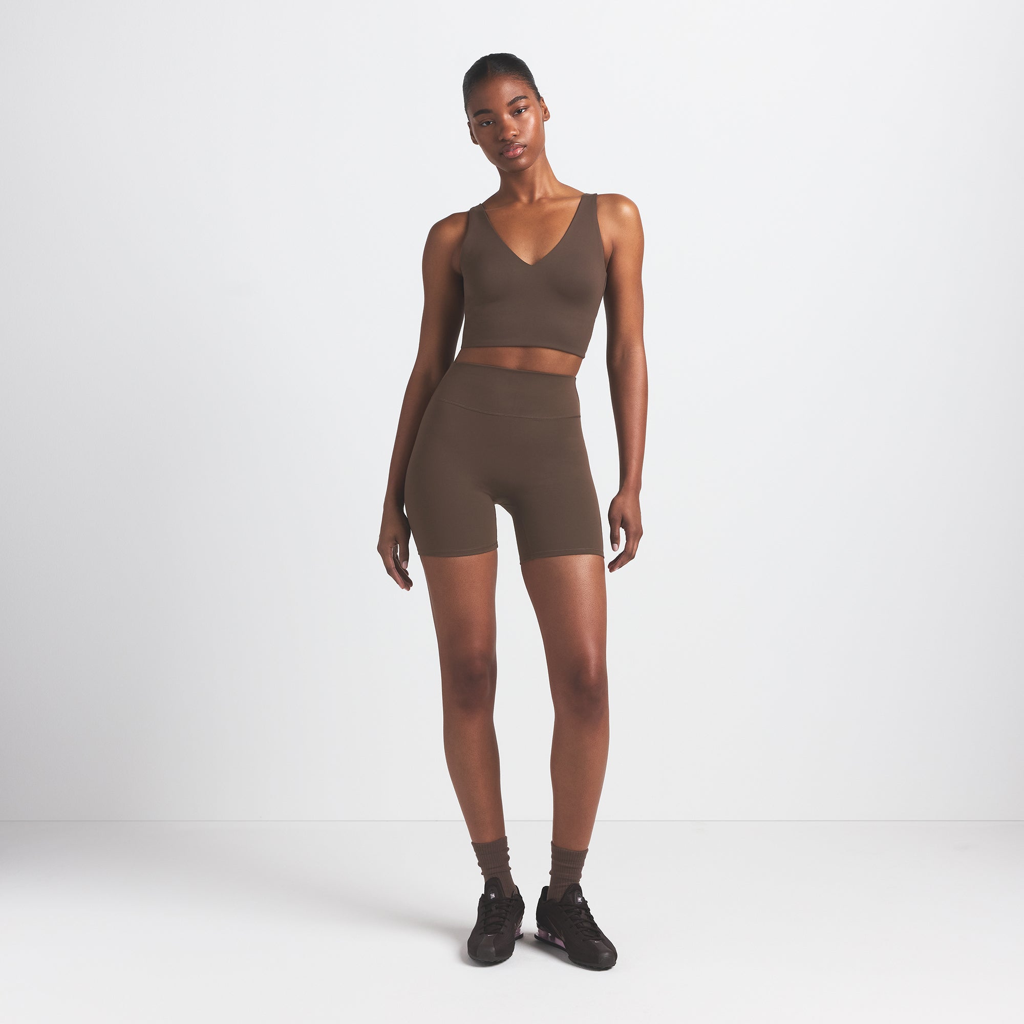 NikeSKIMS MATTE 5″ BIKER SHORT | DARK SEPIA - Mind Türkiye