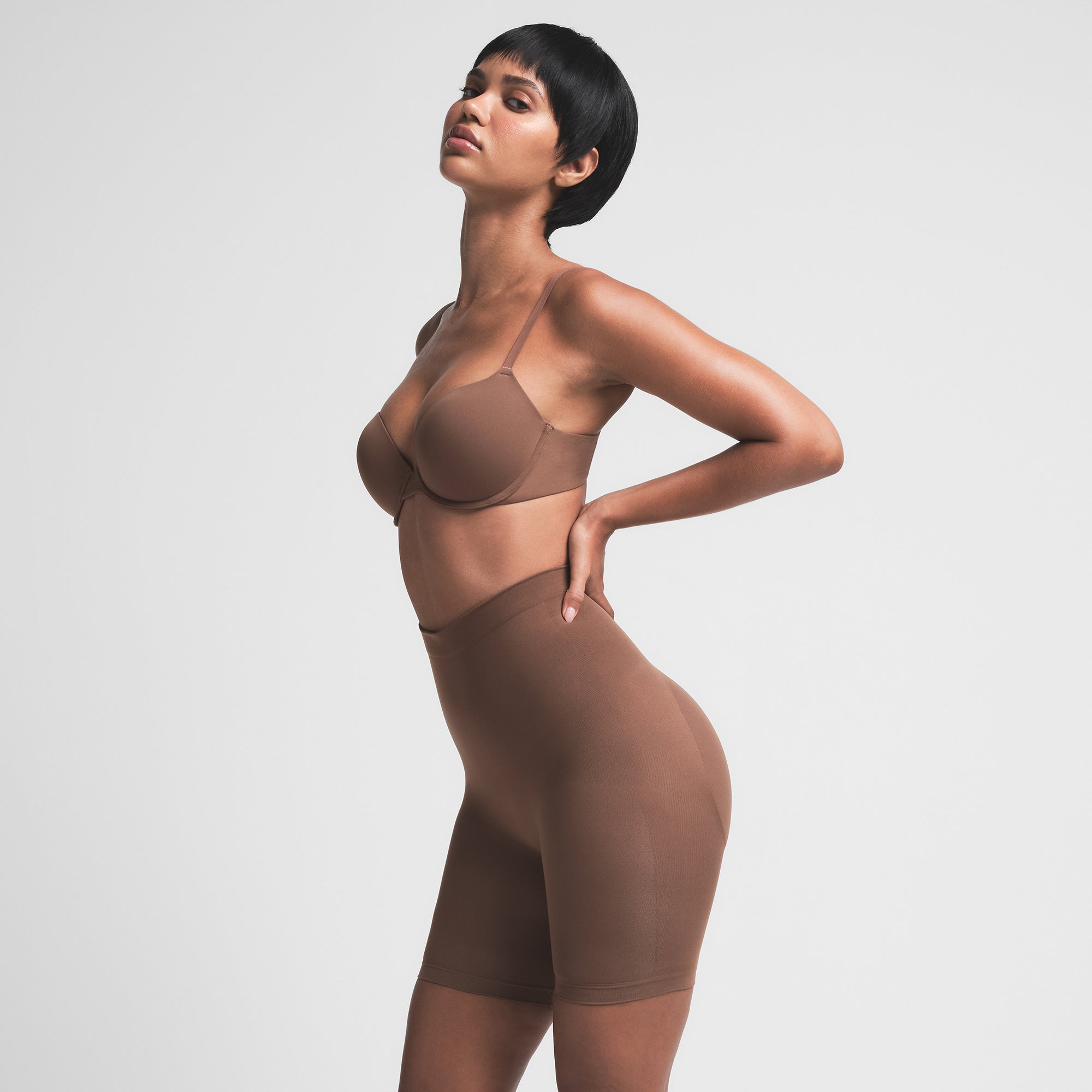 SKIMS SEAMLESS SCULPT MID THIGH SHORT | JASPER - Mind Türkiye