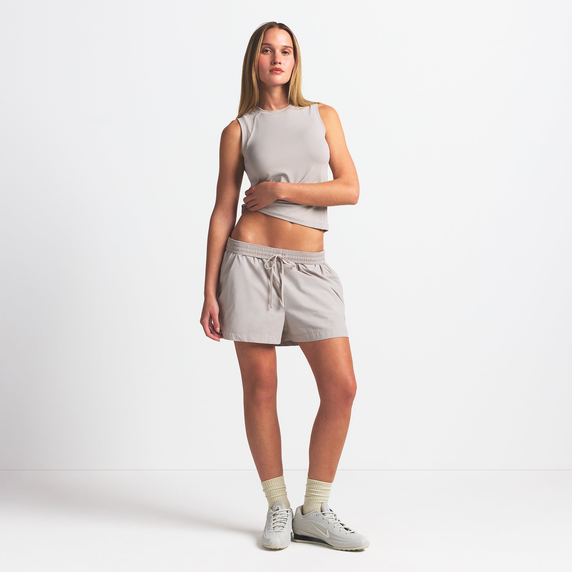 NikeSKIMS WOVEN NYLON 5″ TRACK SHORT | STONE - Mind Türkiye