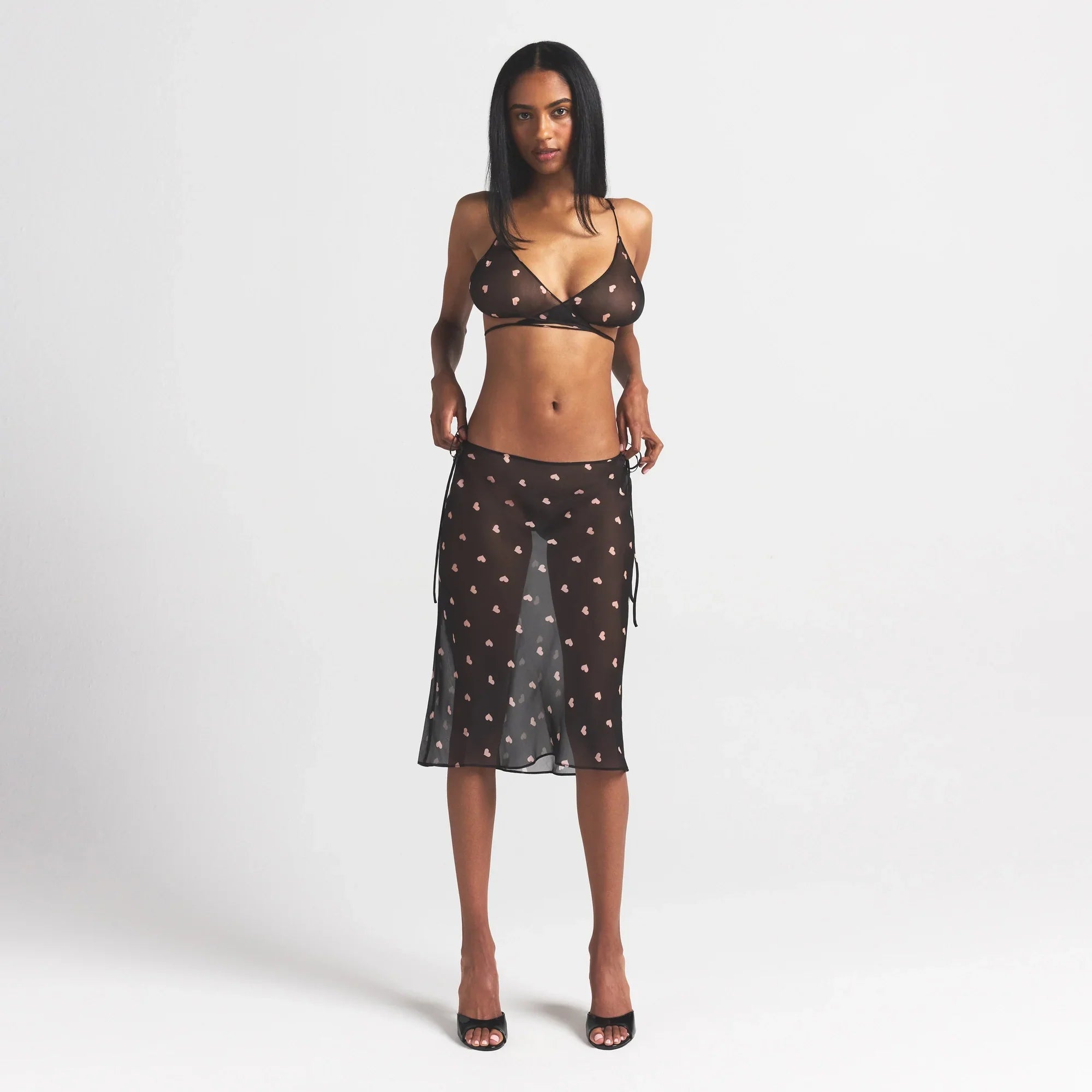 SKIMS ROMANCE SKIMPY WRAP BRALETTE | OBSIDIAN SPACED HEARTS - Mind Türkiye