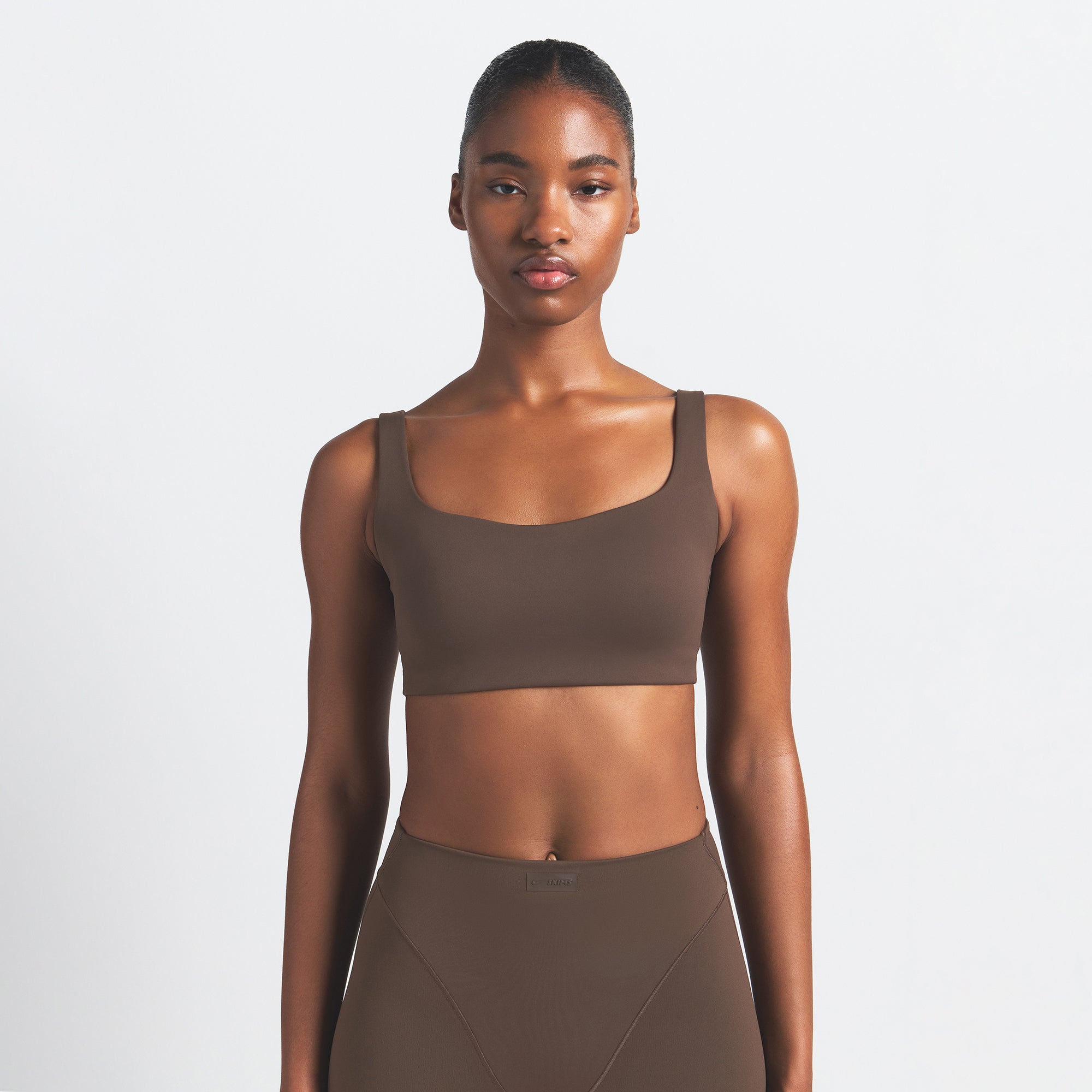 NikeSKIMS MATTE SCOOP NECK BRA | DARK SEPIA - Mind Türkiye