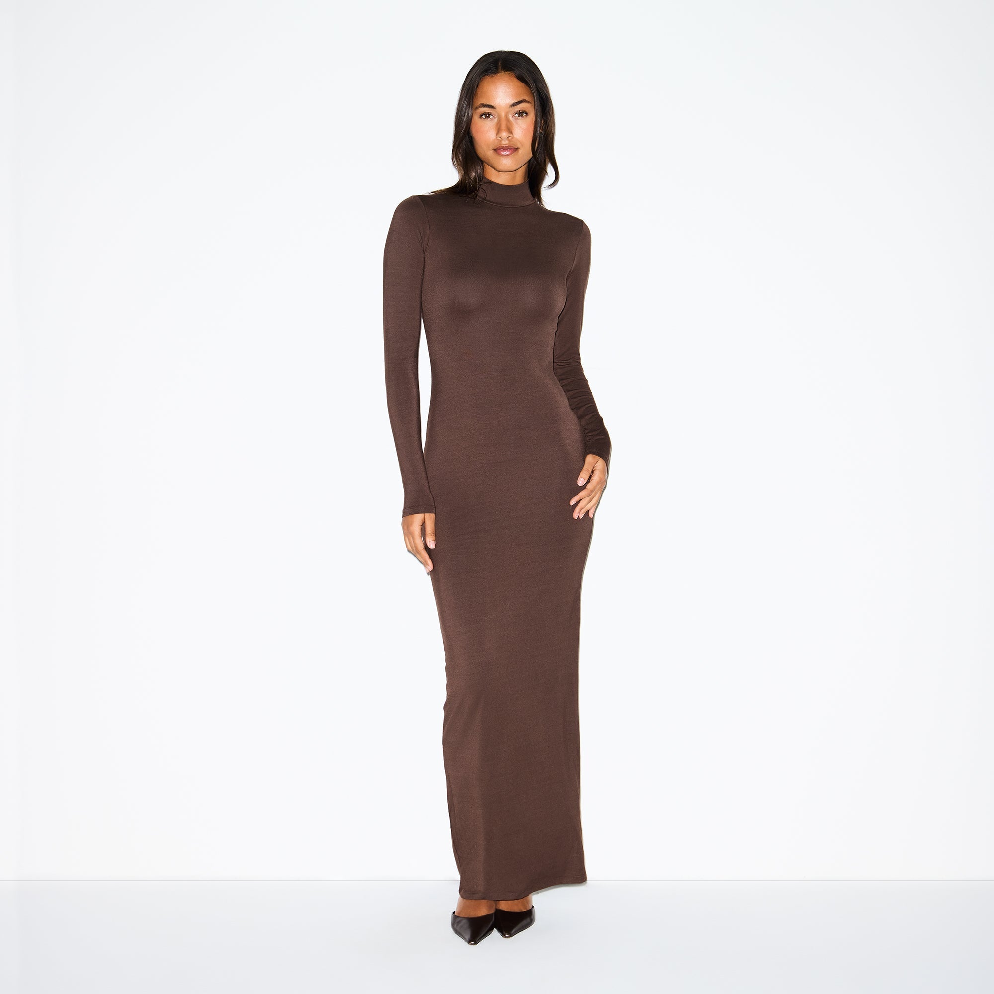 SKIMS SMOOTH LAYERS TURTLENECK LONG DRESS | ESPRESSO - Mind Türkiye