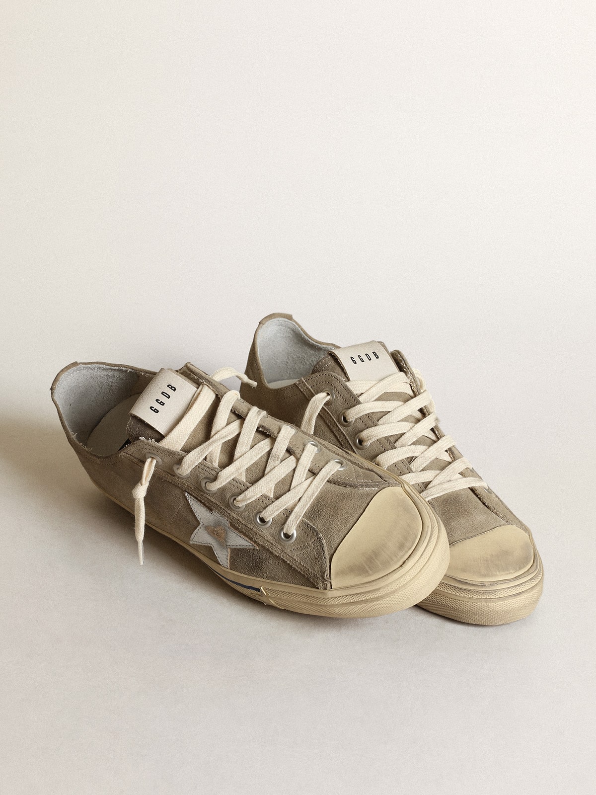 Golden Goose Men’s V-Star In Dove-Gray Suede With Silver Metallic Leather Star - Mind Türkiye