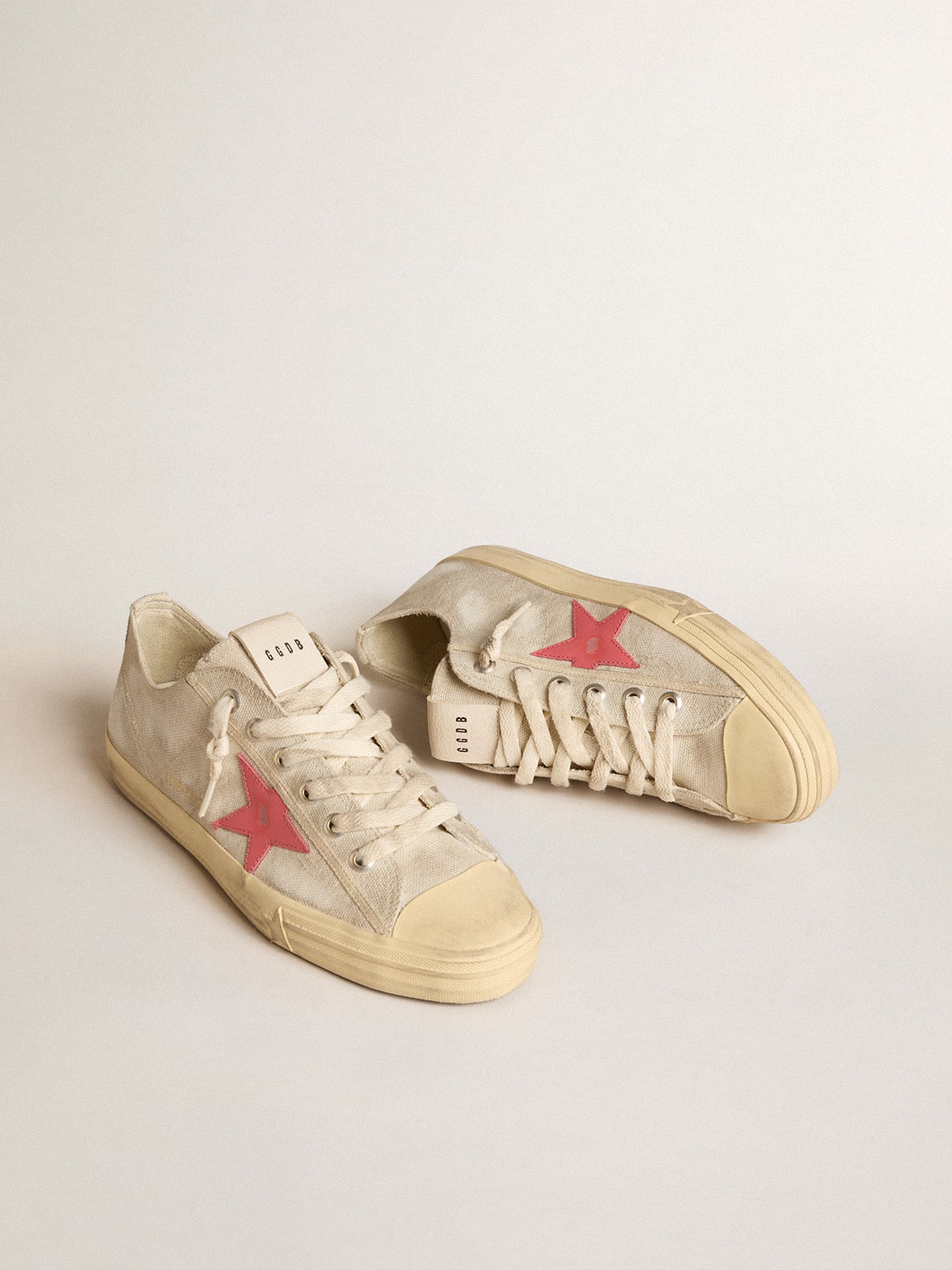 Golden Goose Men’s V-Star In Light Gray Canvas With A Red Leather Star - Mind Türkiye