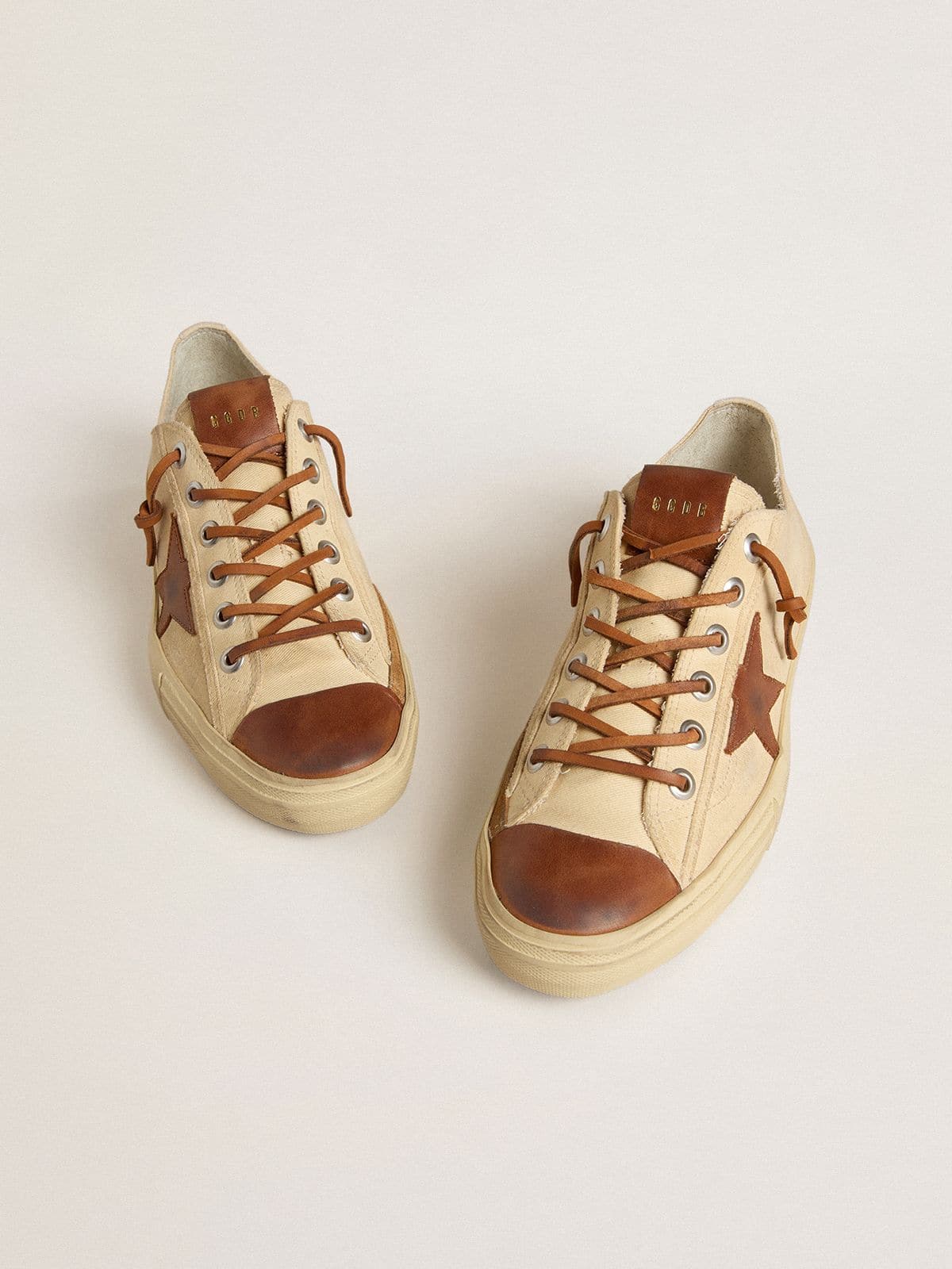 Golden Goose Men’s V-Star In Cream Canvas With Tobacco Leather Star - Mind Türkiye
