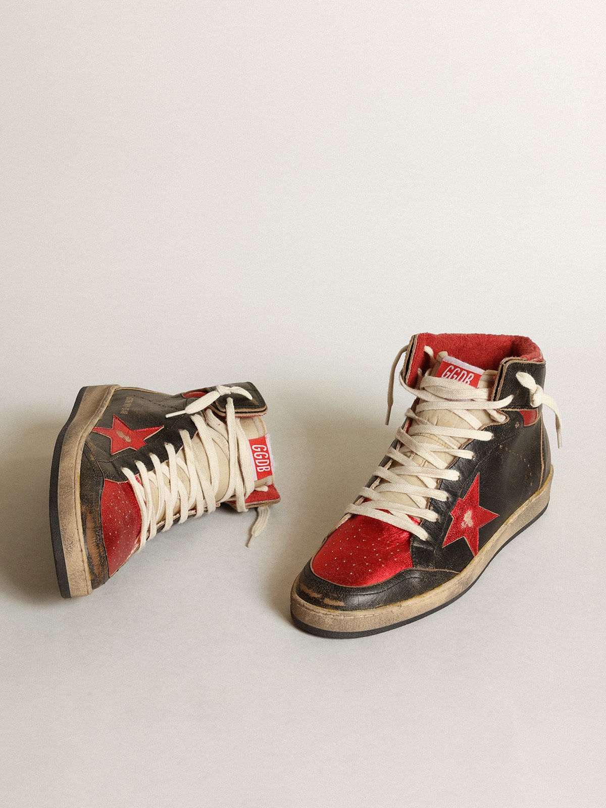 Golden Goose Men’s Sky-Star In Glossy Black Leather With Red Star - Mind Türkiye