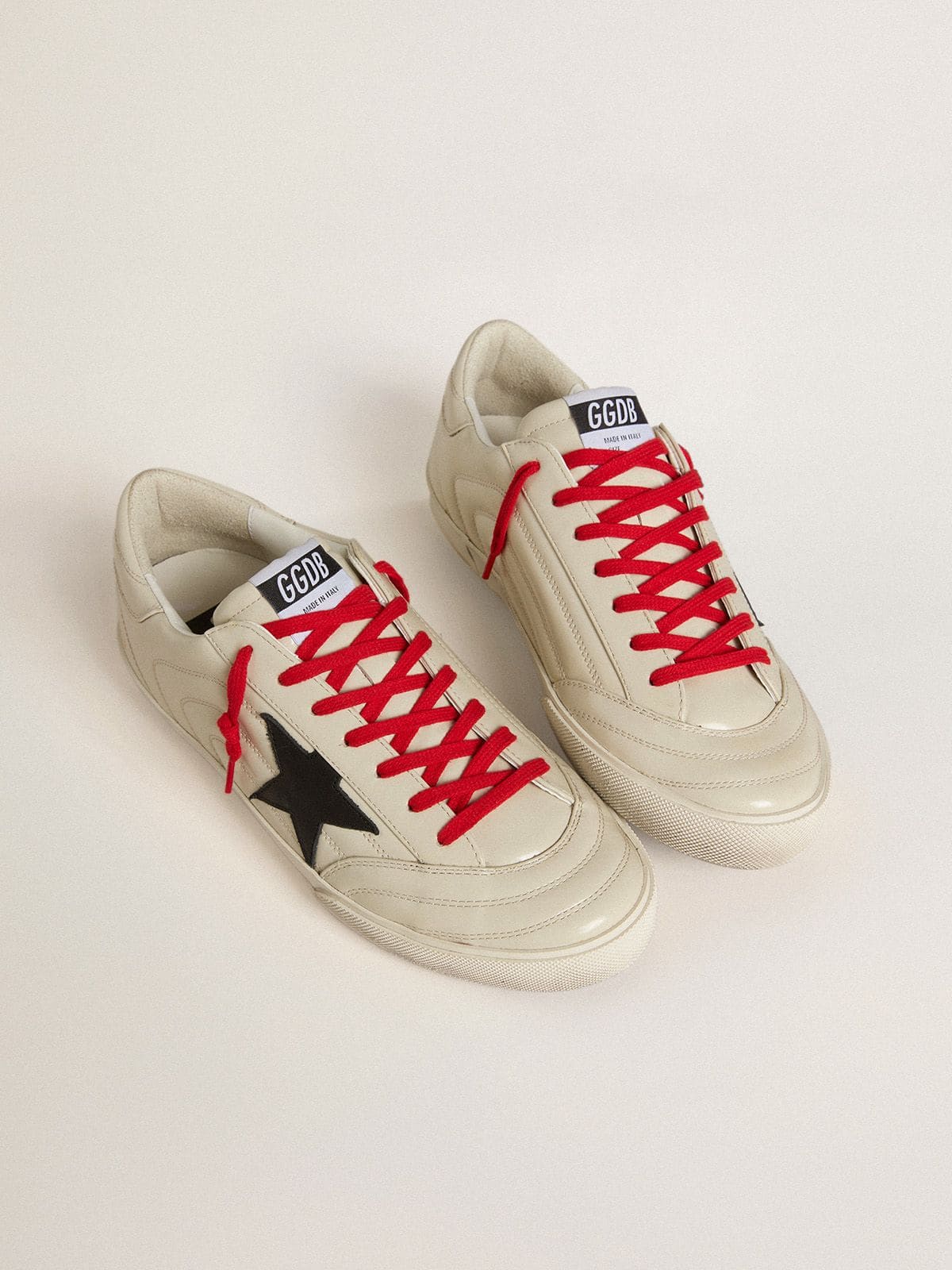 Golden Goose Men’s Super-Star In Glossy White Matelassé Leather With Black Leather Star - Mind Türkiye