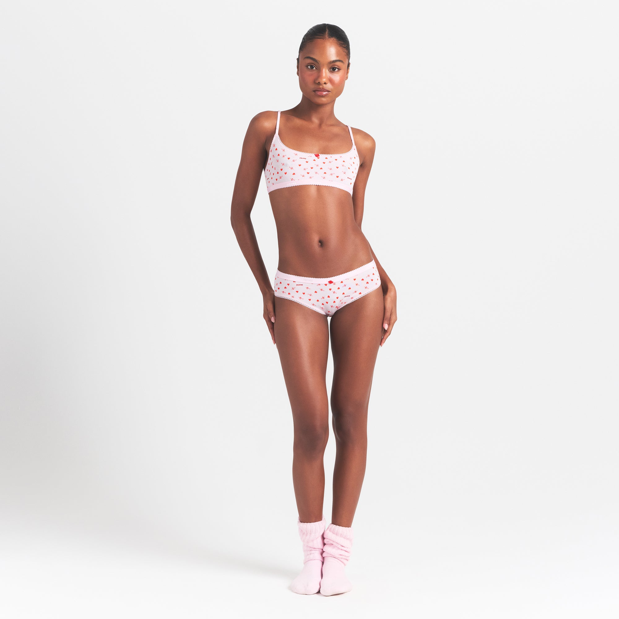 SKIMS LIGHTWEIGHT COTTON LOGO PICOT HIPSTER | BABY PINK ARROWED HEARTS - Mind Türkiye