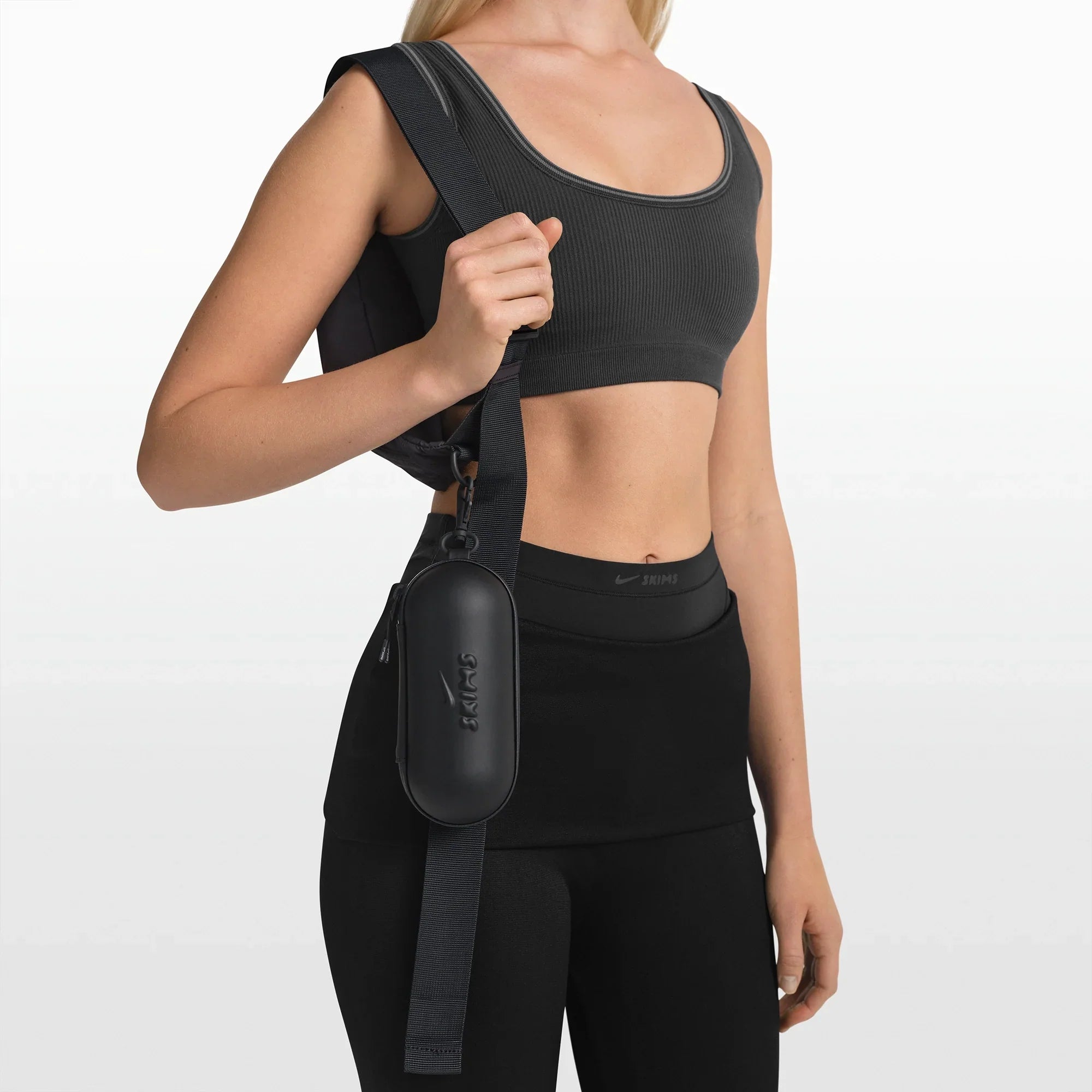 NikeSKIMS ACCESSORIES HARDSHELL GLASSES CASE | OBSIDIAN - Mind Türkiye