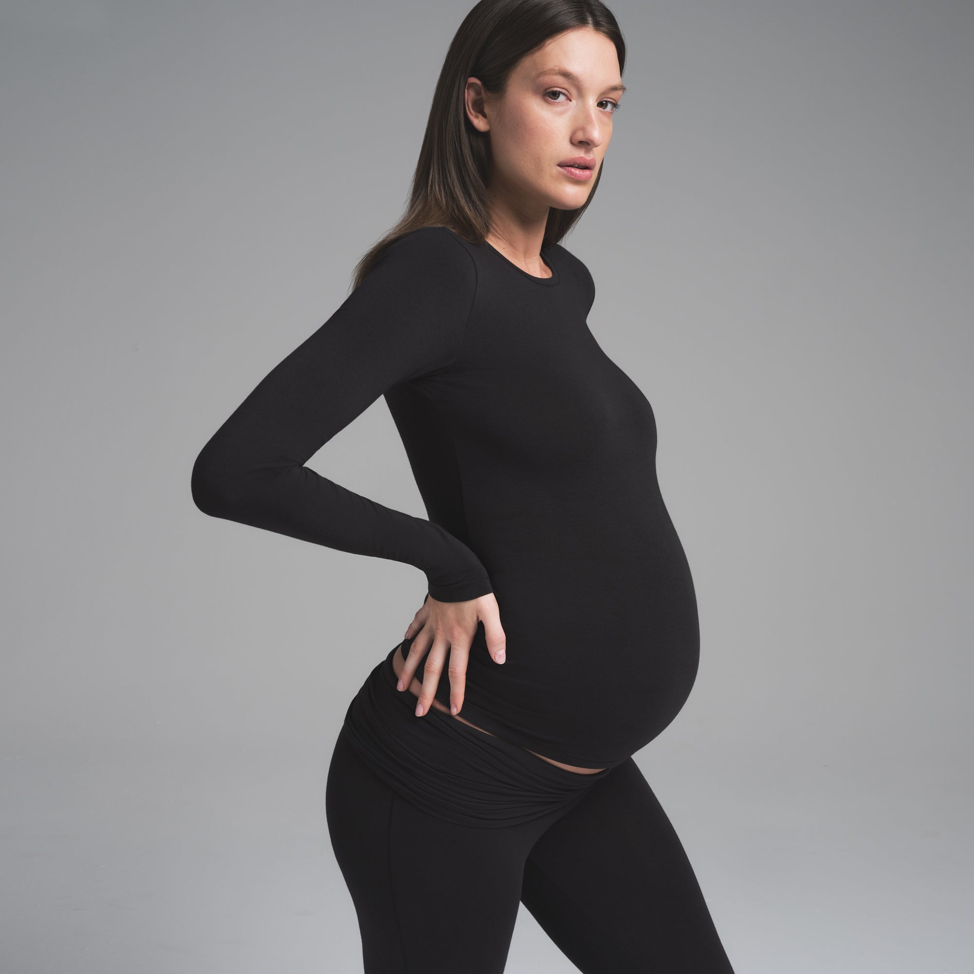 SKIMS COTTON JERSEY MATERNITY LONG SLEEVE T-SHIRT | SOOT - Mind Türkiye