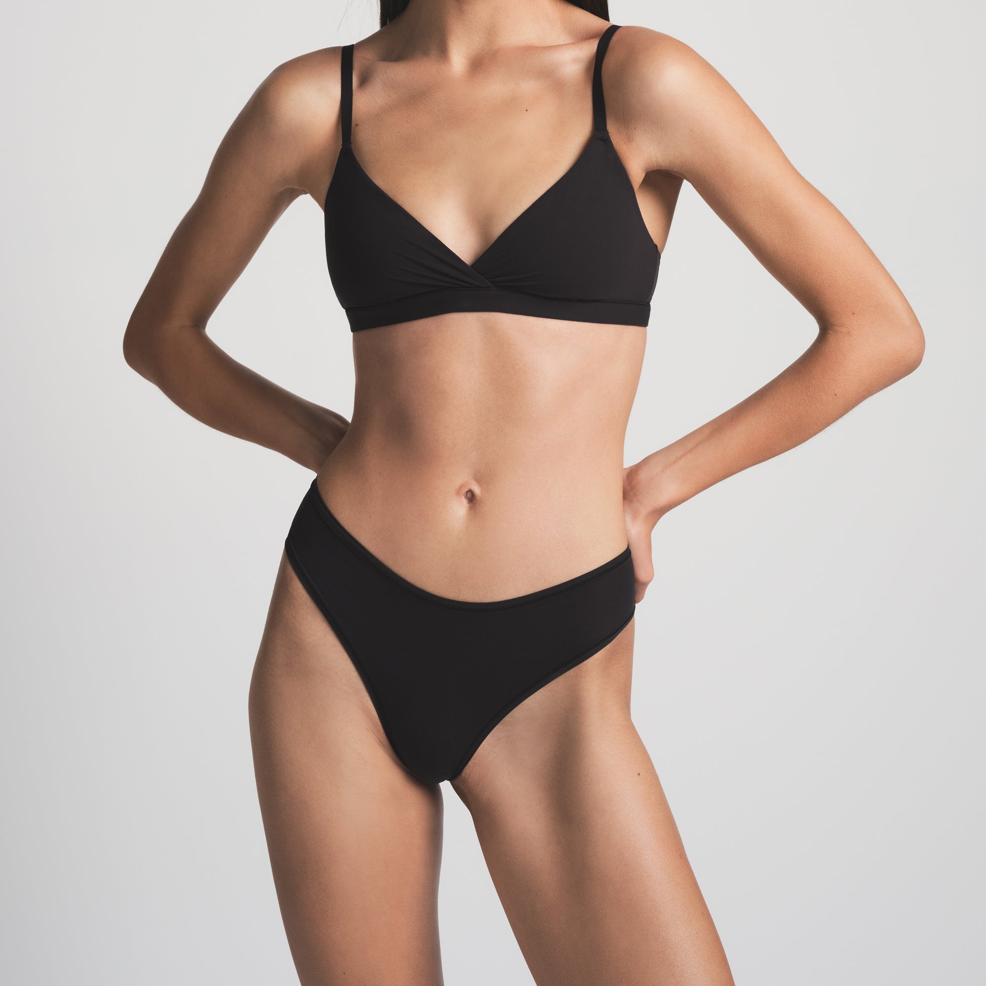 SKIMS FITS EVERYBODY CHEEKY BRIEF | ONYX - Mind Türkiye