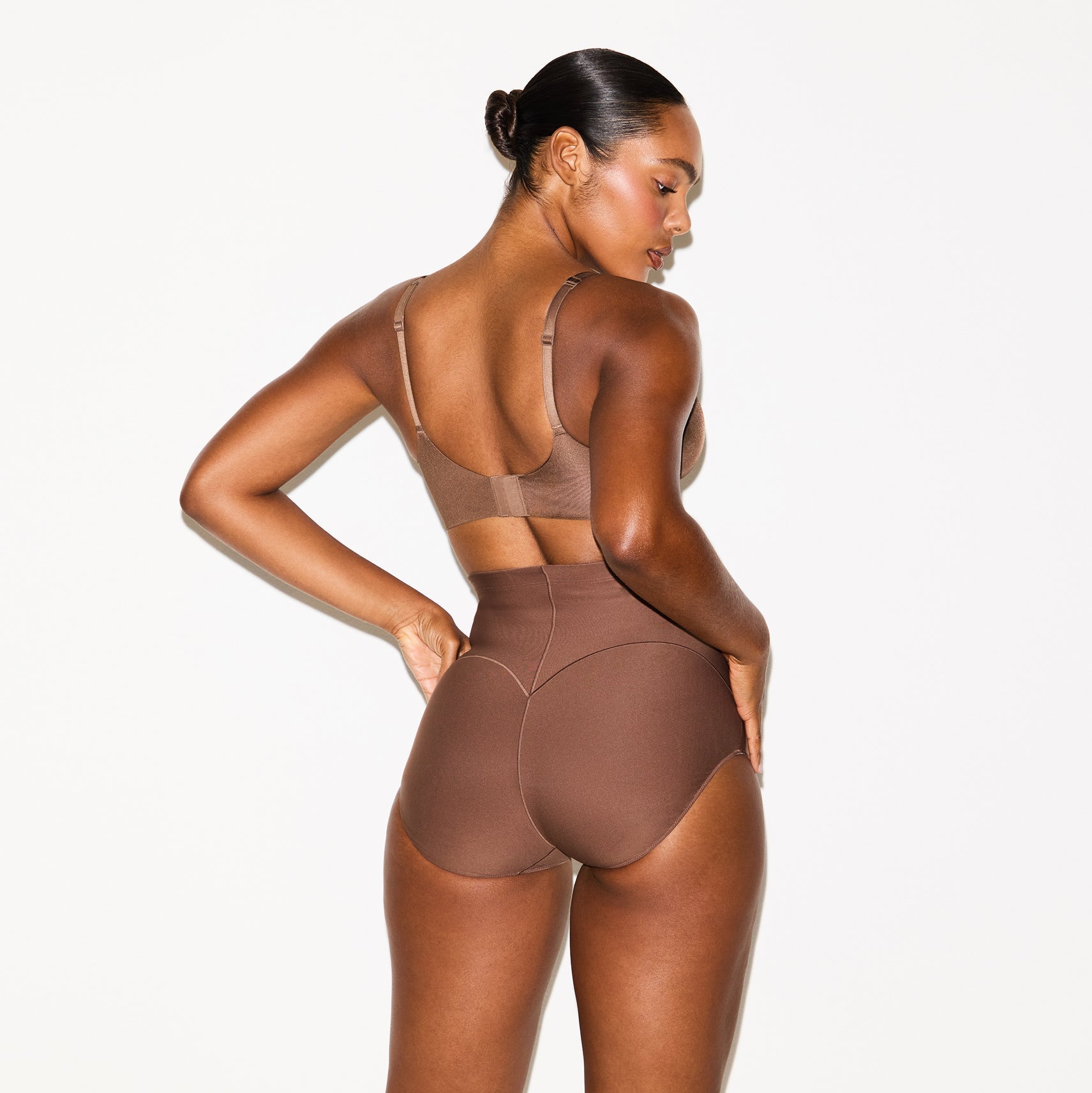 SKIMS BODY CORE SCULPT BUTT LIFTING BRIEF | JASPER - Mind Türkiye