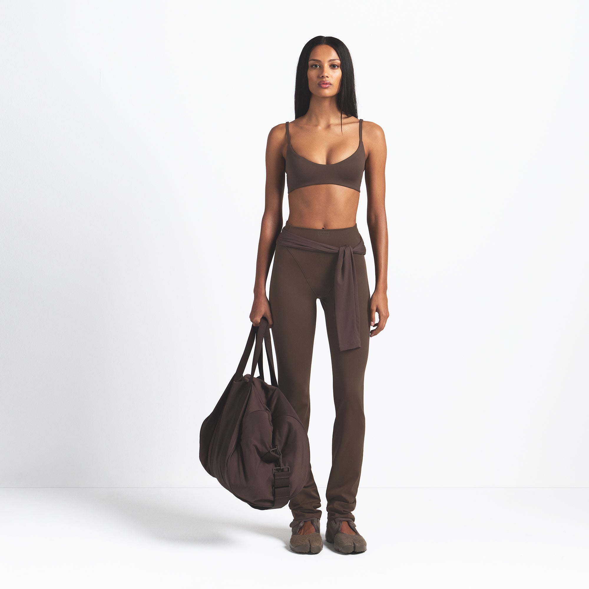 NikeSKIMS MATTE V-LINE 39″ STRAIGHT LEGGING | DARK SEPIA - Mind Türkiye