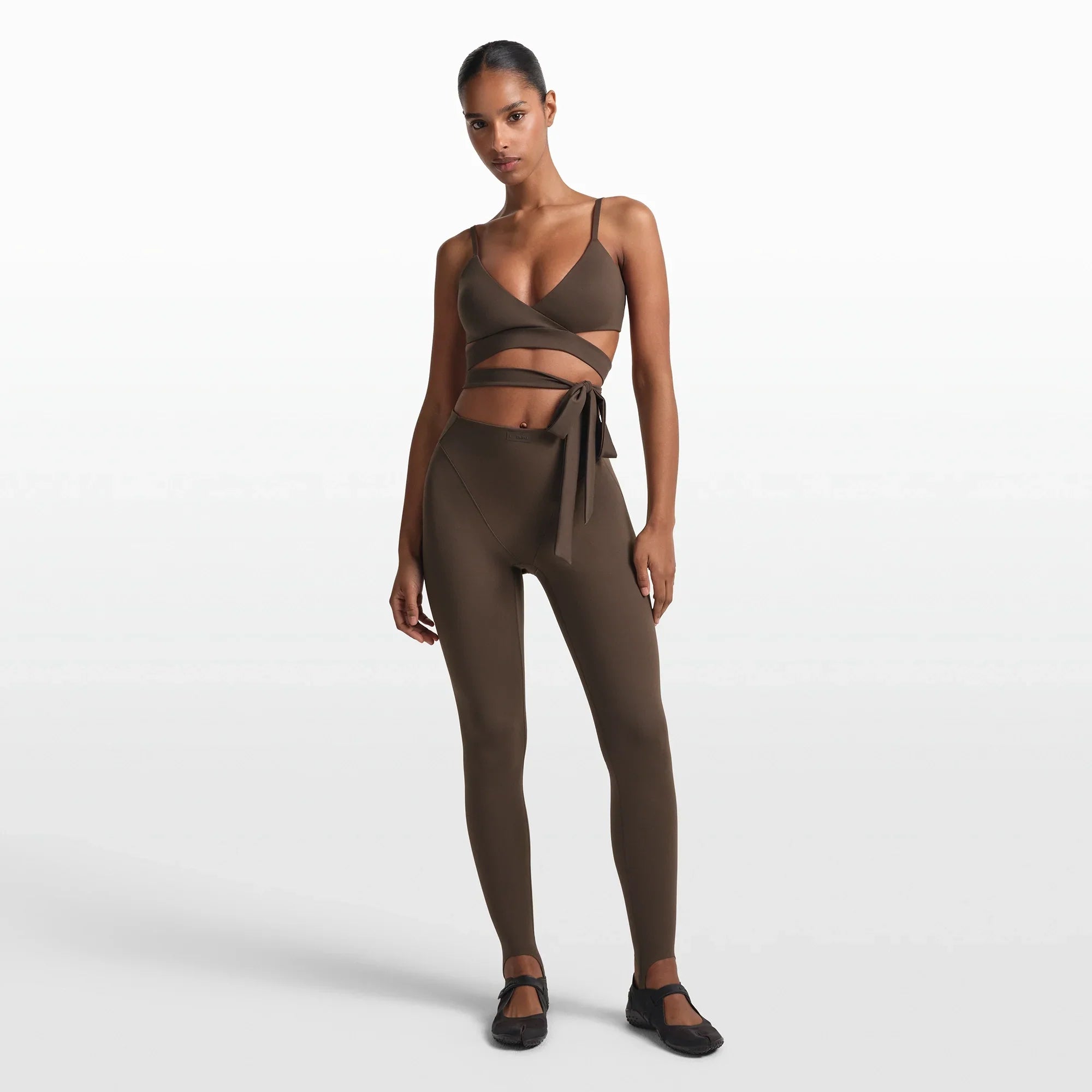 NikeSKIMS MATTE V-LINE STIRRUP LEGGING | DARK SEPIA - Mind Türkiye