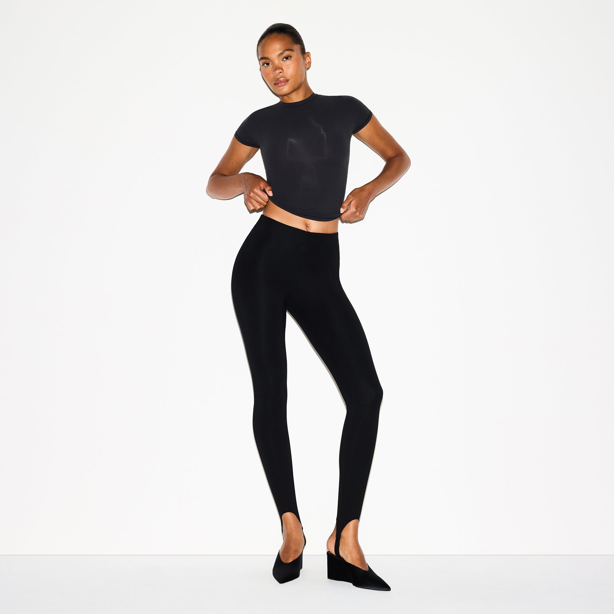 SKIMS THE ESSENTIAL COLLECTION HIGH-WAISTED STIRRUP LEGGING | OBSIDIAN - Mind Türkiye