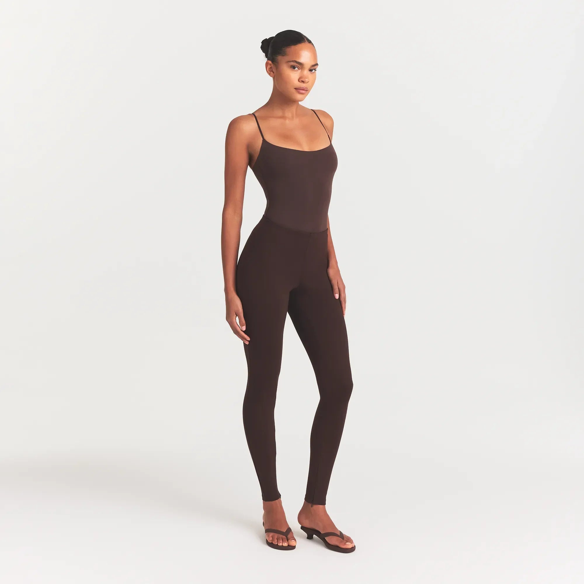 SKIMS THE ESSENTIAL COLLECTION HIGH-WAISTED LEGGING | ESPRESSO - Mind Türkiye