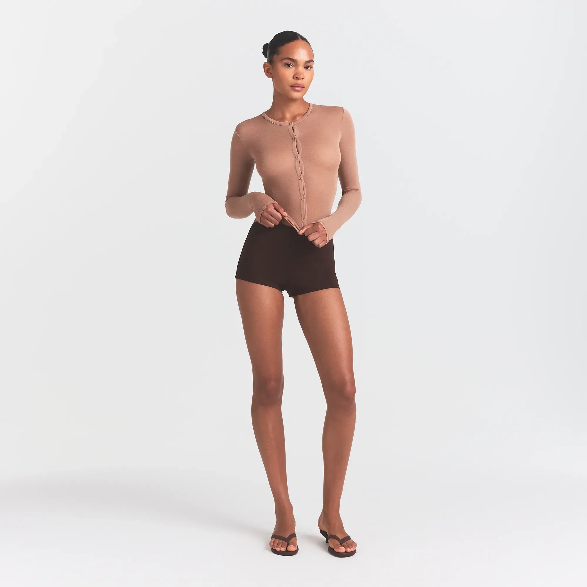 SKIMS THE ESSENTIAL COLLECTION HIGH-WAISTED HOT SHORT | ESPRESSO - Mind Türkiye