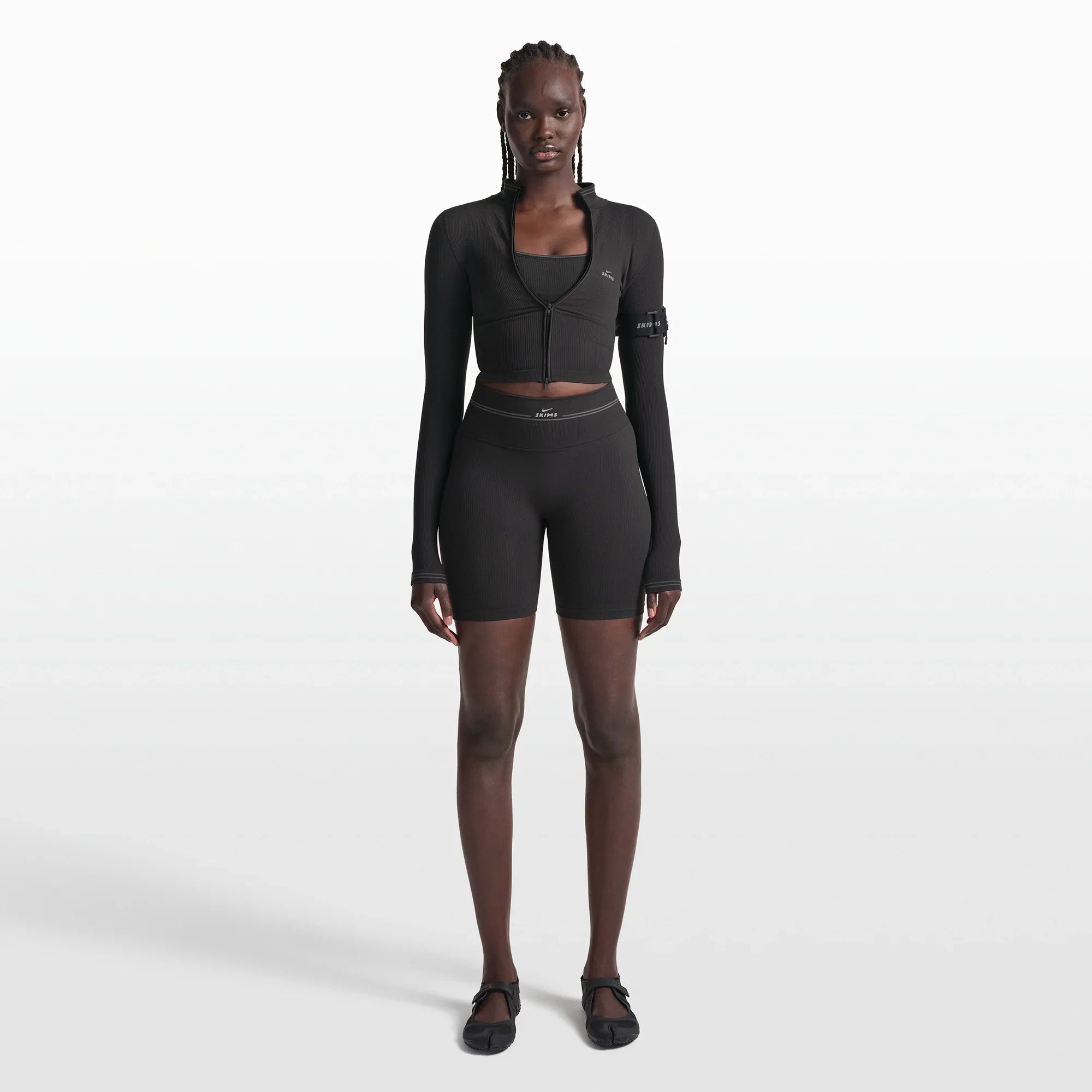 NikeSKIMS RIBBED SEAMLESS 5″ BIKER SHORT | OBSIDIAN - Mind Türkiye