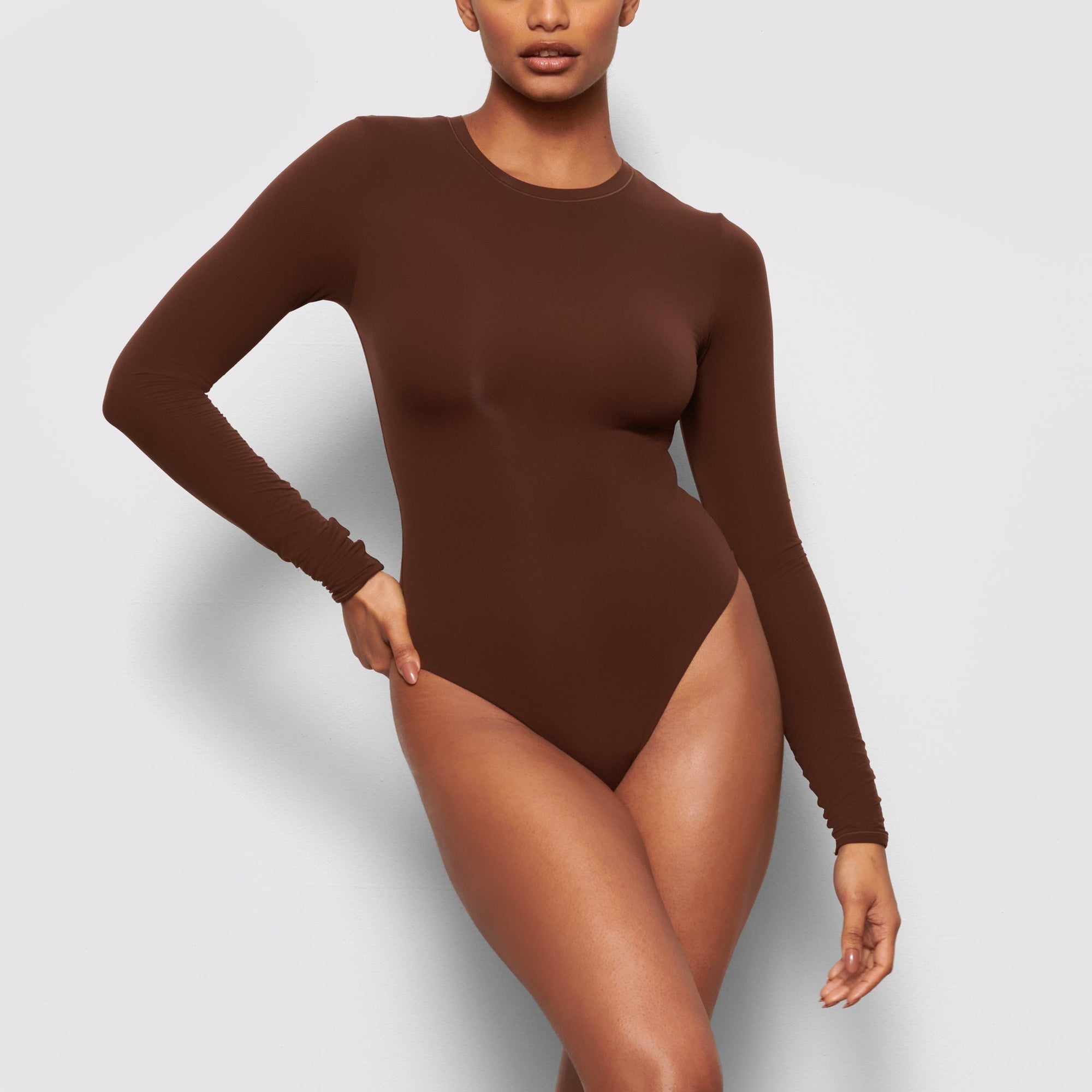 SKIMS FITS EVERYBODY LONG SLEEVE CREW NECK BODYSUIT | COCOA - Mind Türkiye