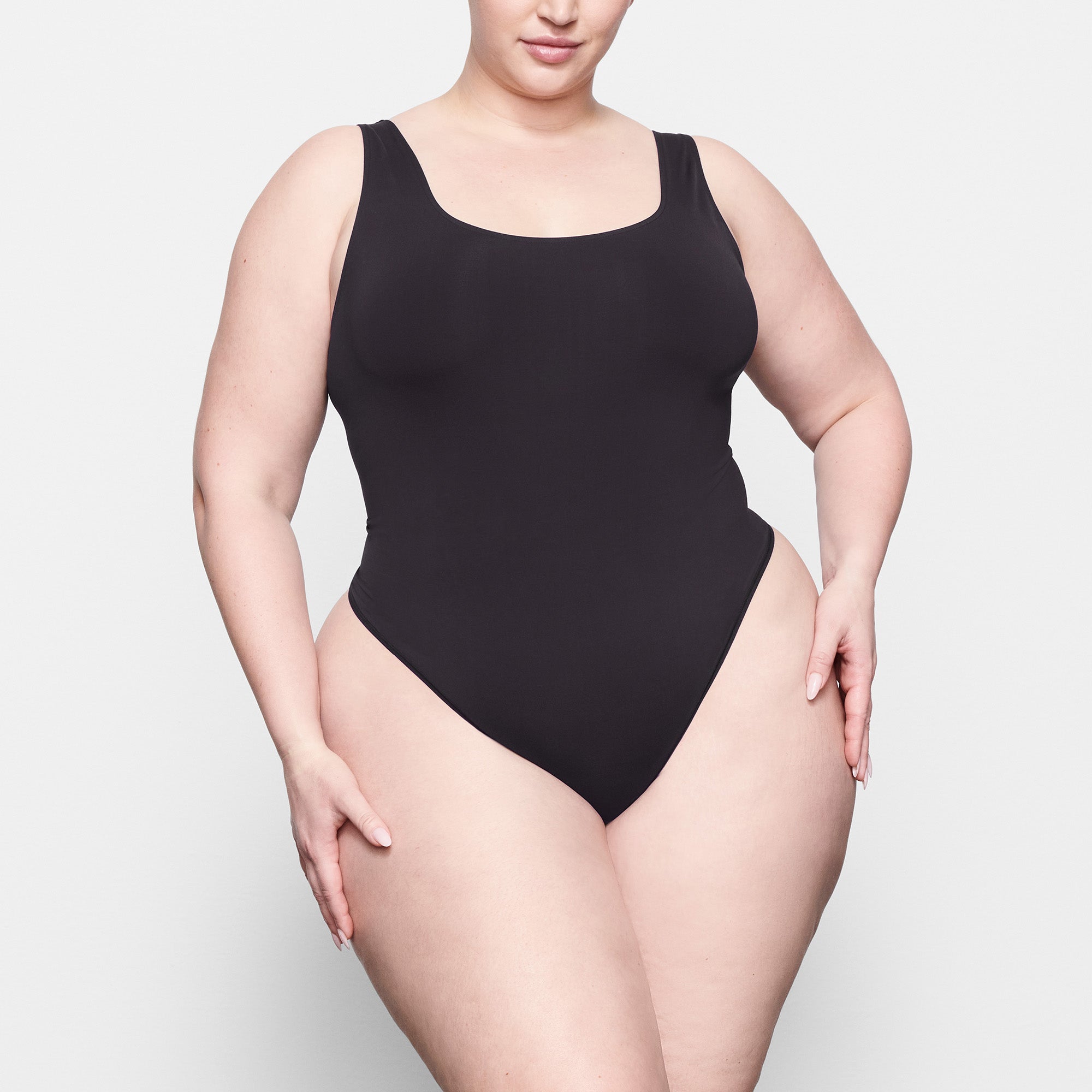 SKIMS SOFT SMOOTHING SEAMLESS THONG BODYSUIT | ONYX - Mind Türkiye