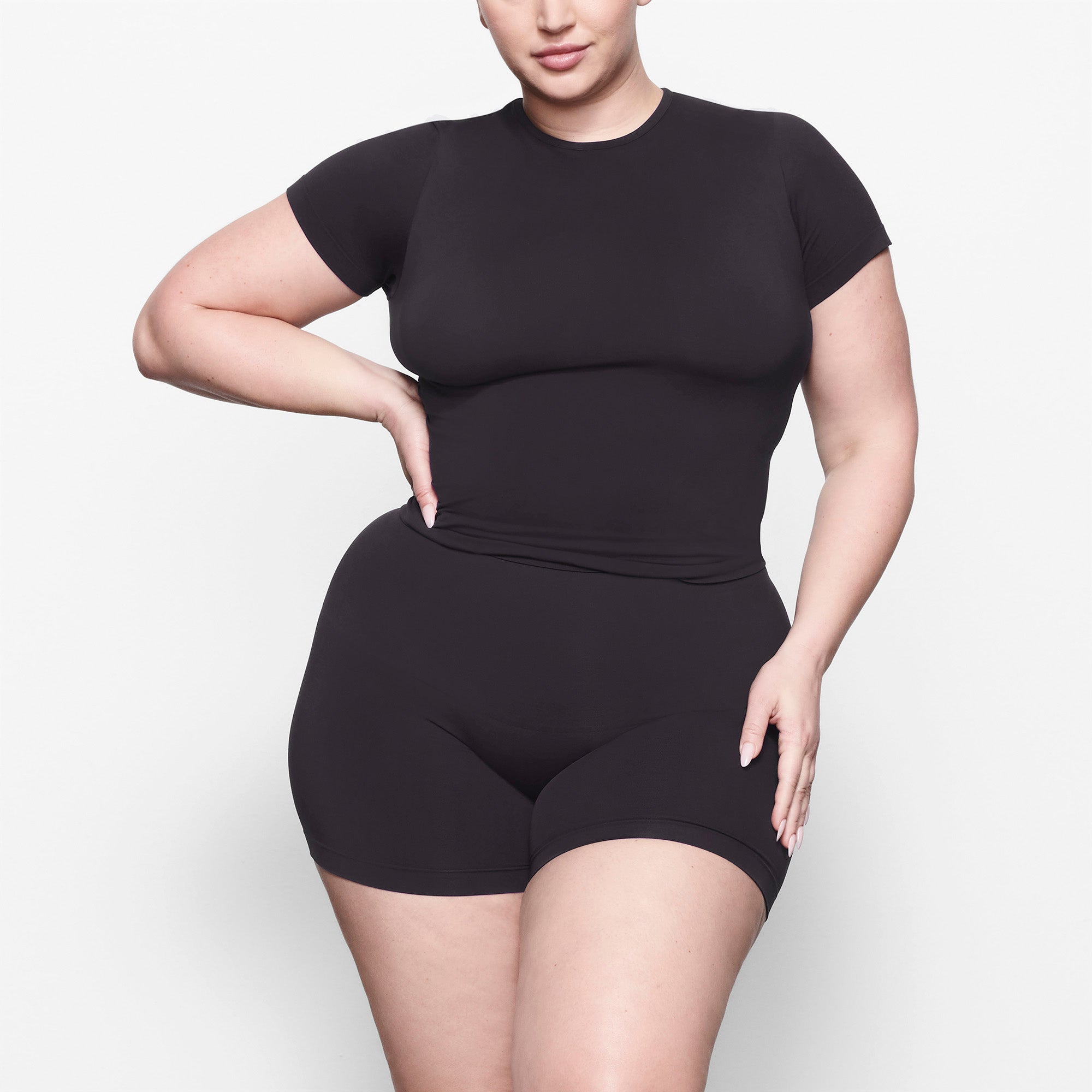 SKIMS SOFT SMOOTHING SEAMLESS T-SHIRT | ONYX - Mind Türkiye