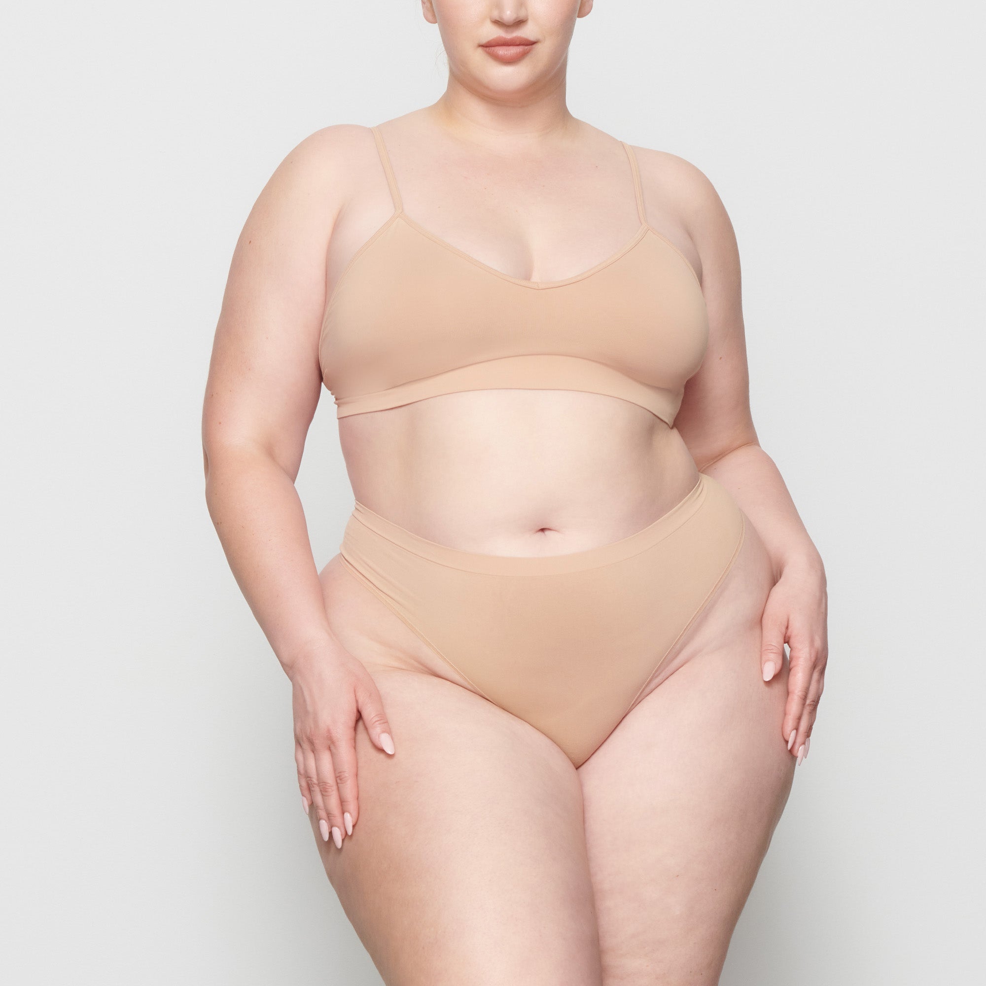 SKIMS SOFT SMOOTHING SEAMLESS THONG | CLAY - Mind Türkiye