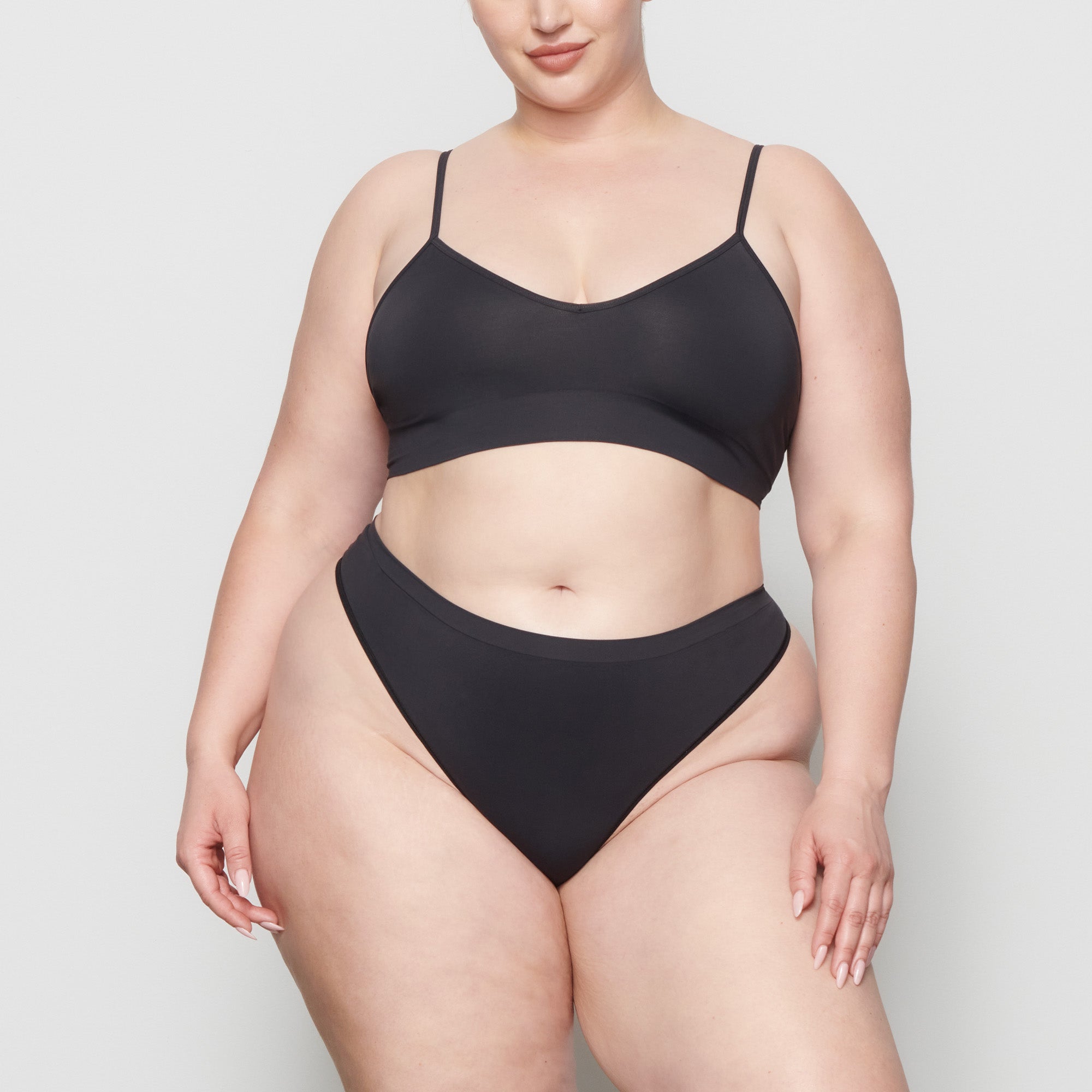 SKIMS SOFT SMOOTHING SEAMLESS THONG | ONYX - Mind Türkiye