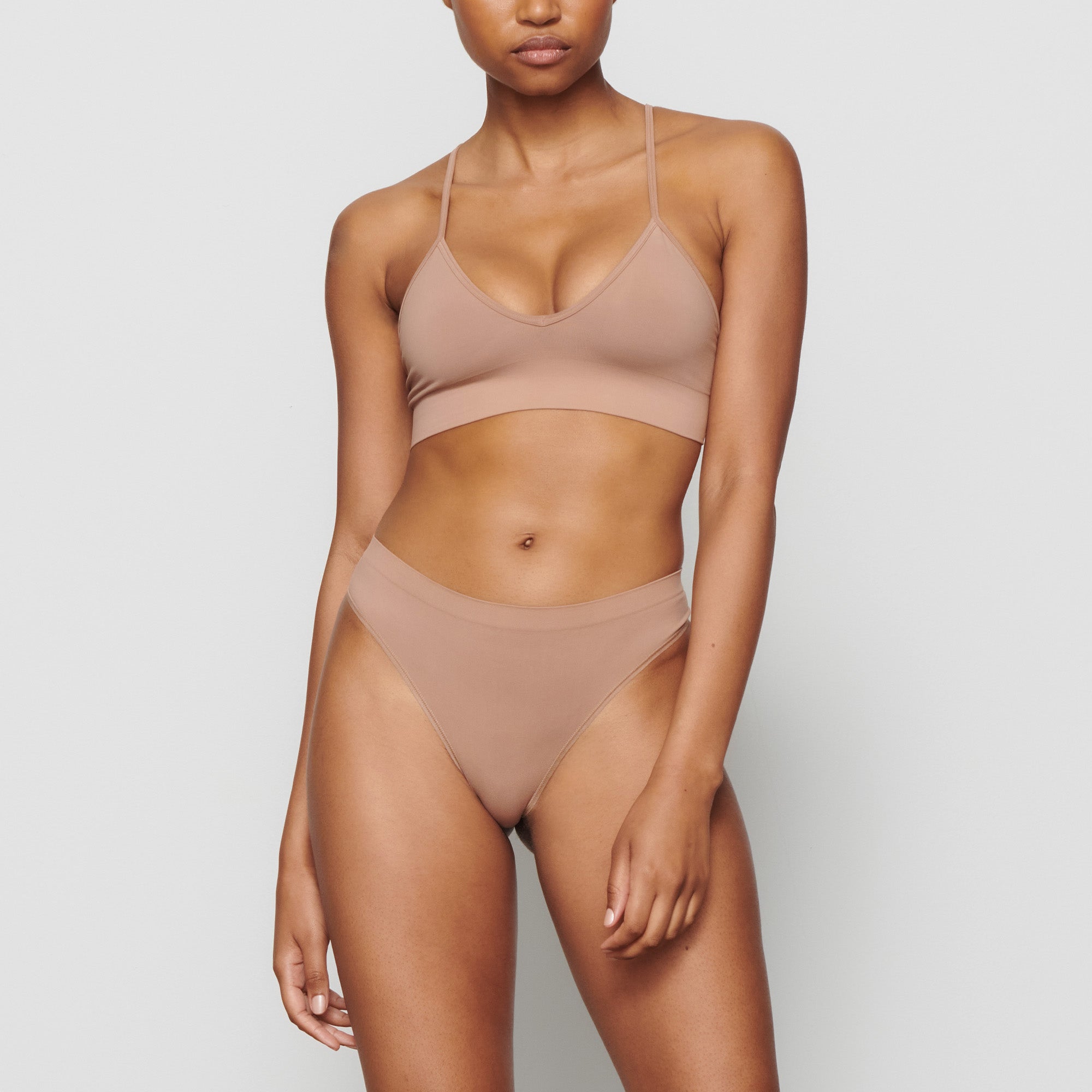 SKIMS SOFT SMOOTHING SEAMLESS THONG | SIENNA - Mind Türkiye