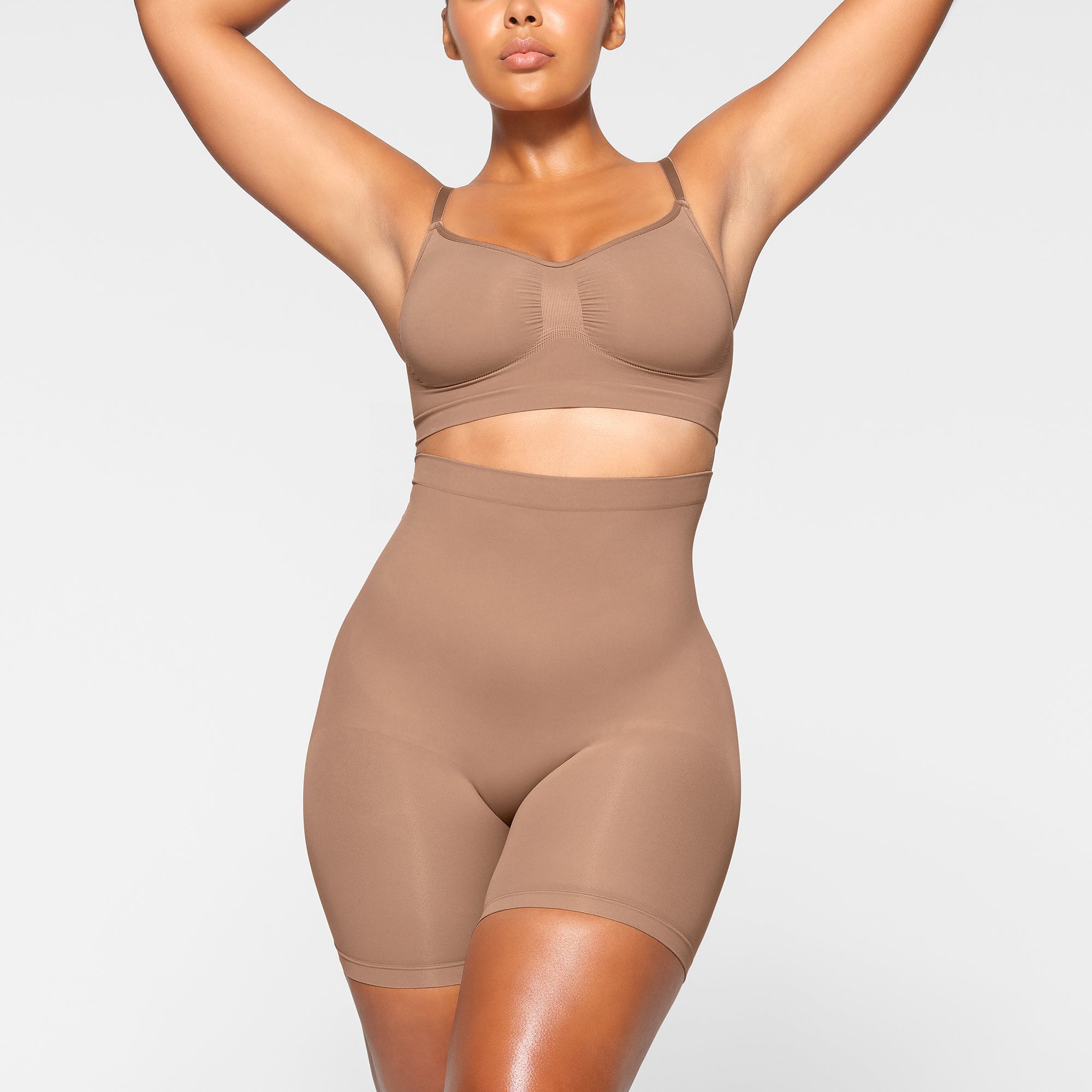 SKIMS SEAMLESS SCULPT MID THIGH SHORT | SIENNA - Mind Türkiye