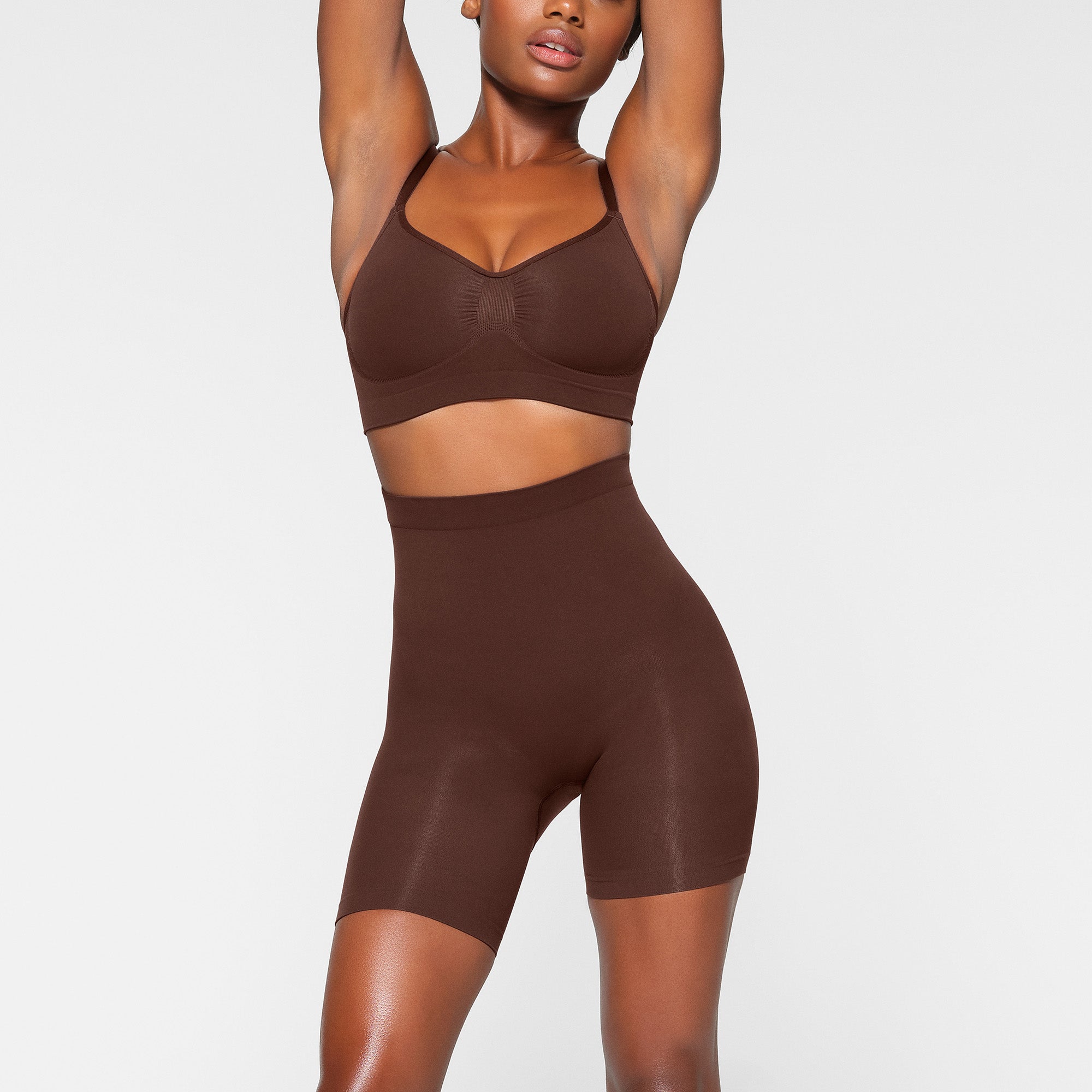 SKIMS SEAMLESS SCULPT MID THIGH SHORT | COCOA - Mind Türkiye