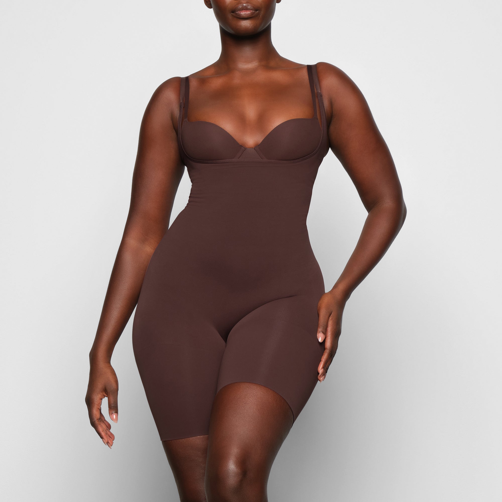 SKIMS SEAMLESS SCULPT BUTT LIFTING OPEN BUST BODYSUIT | COCOA - Mind Türkiye