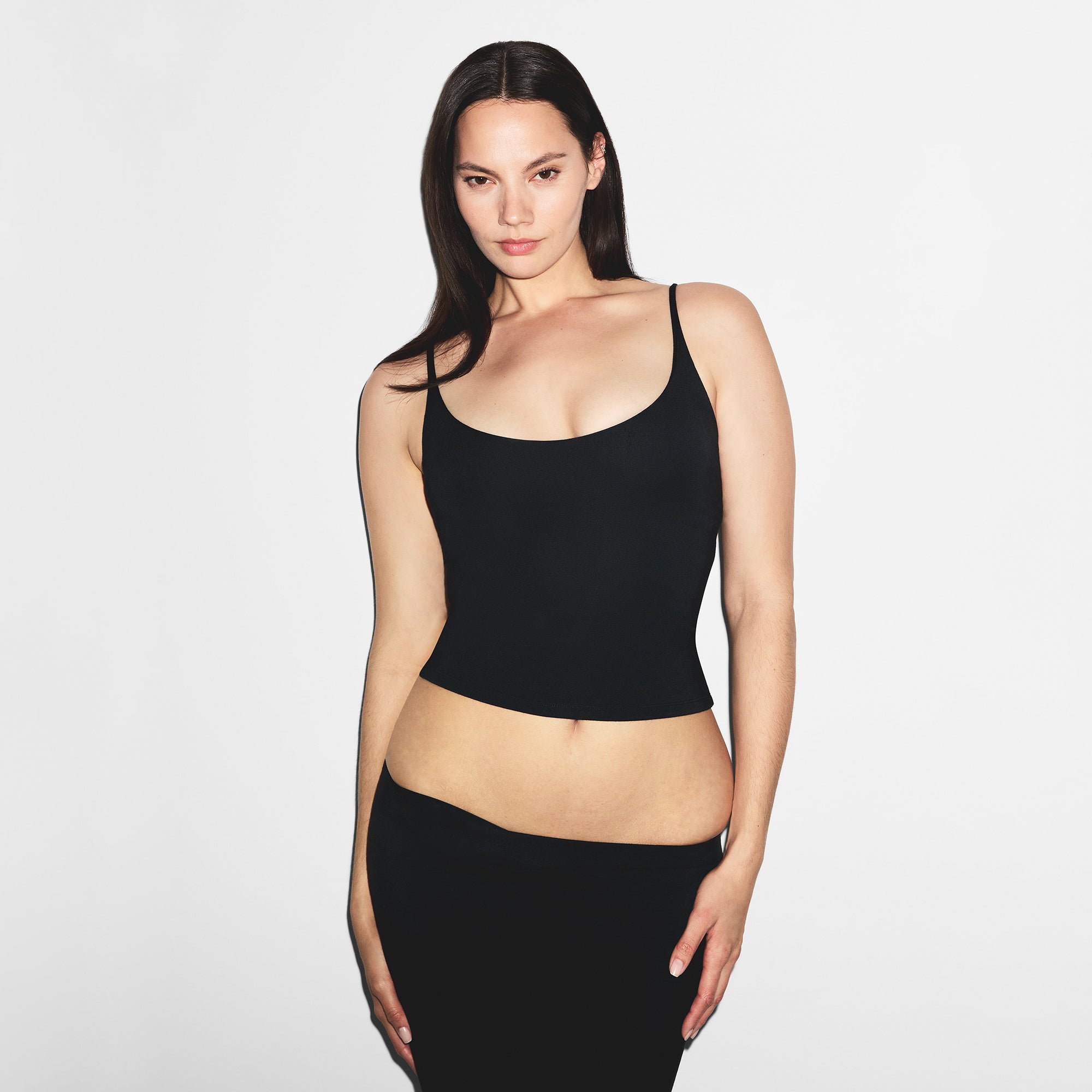 SKIMS SMOOTH LAYERS SCOOP NECK CAMI | OBSIDIAN - Mind Türkiye