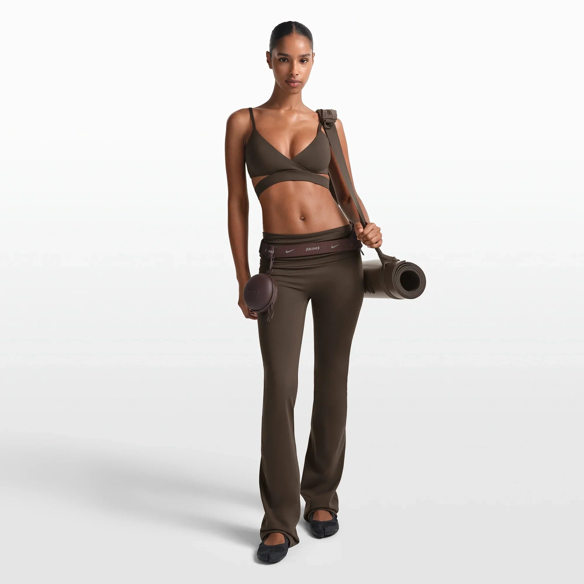 NikeSKIMS MATTE WRAP FRONT BRA | DARK SEPIA - Mind Türkiye