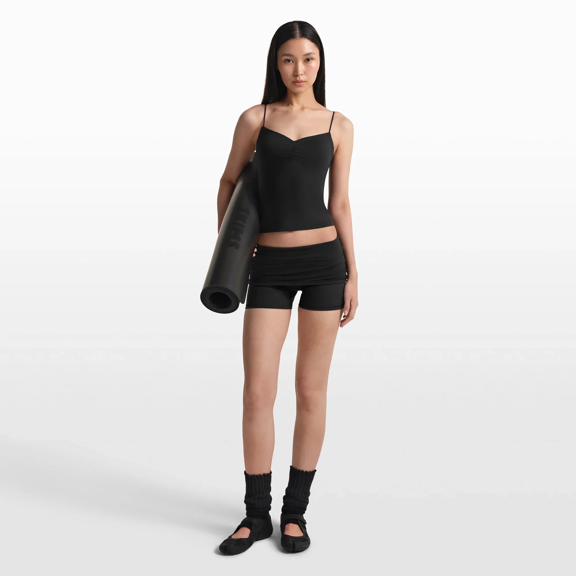 NikeSKIMS MATTE SHIRRED FRONT TANK | OBSIDIAN - Mind Türkiye