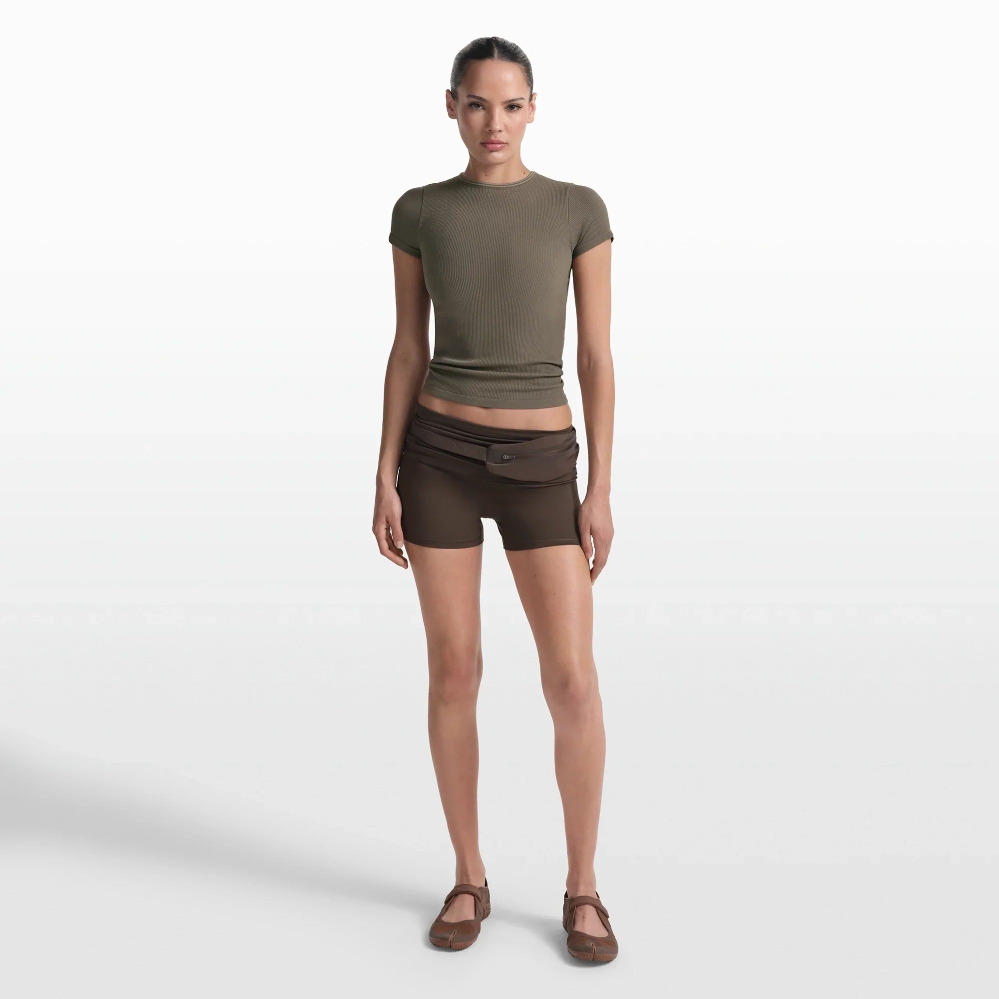 NikeSKIMS RIBBED SEAMLESS BABY TEE | DUSTY OAKMOSS - Mind Türkiye