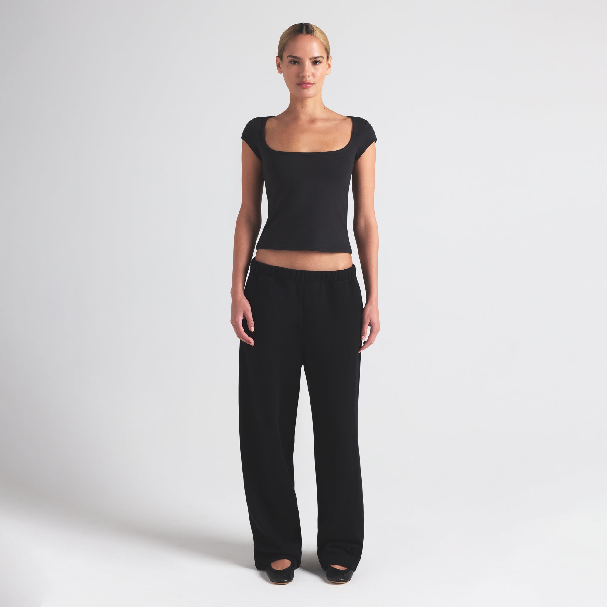 SKIMS COTTON JERSEY SCOOP NECK T-SHIRT | SOOT - Mind Türkiye