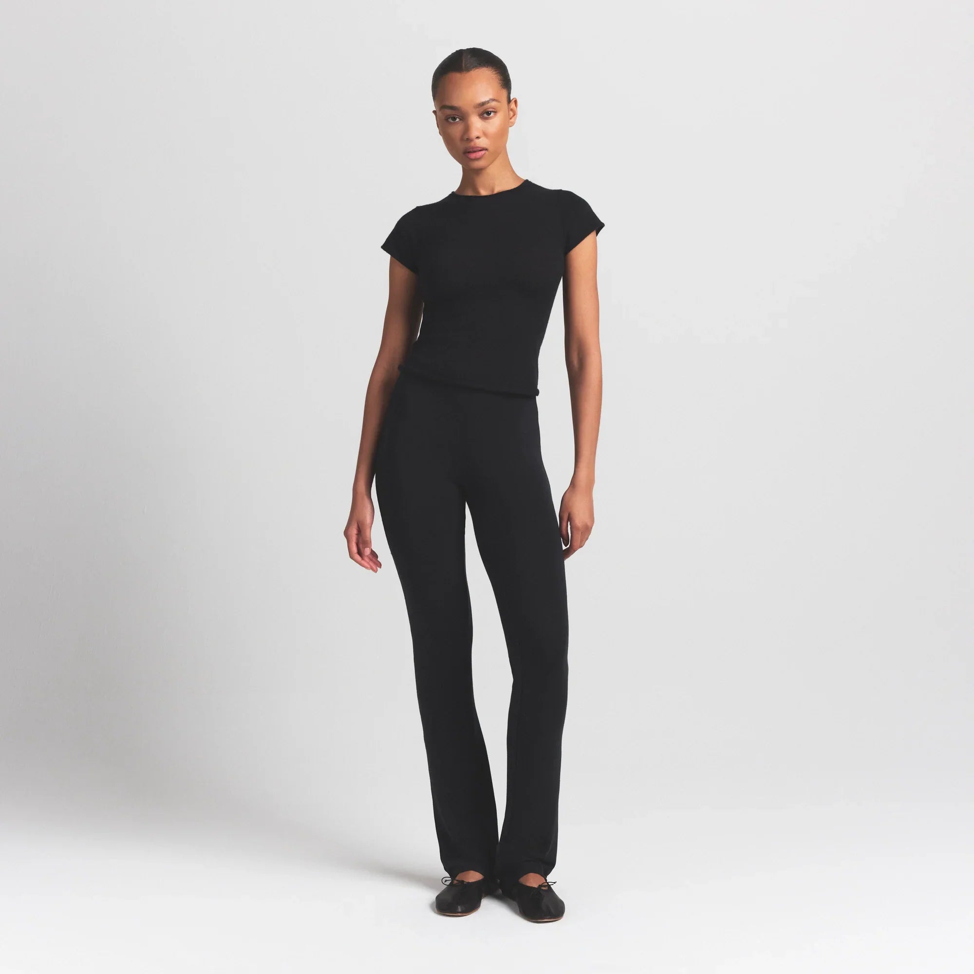 SKIMS FEATHERWEIGHT CASHMERE TEE | ONYX - Mind Türkiye