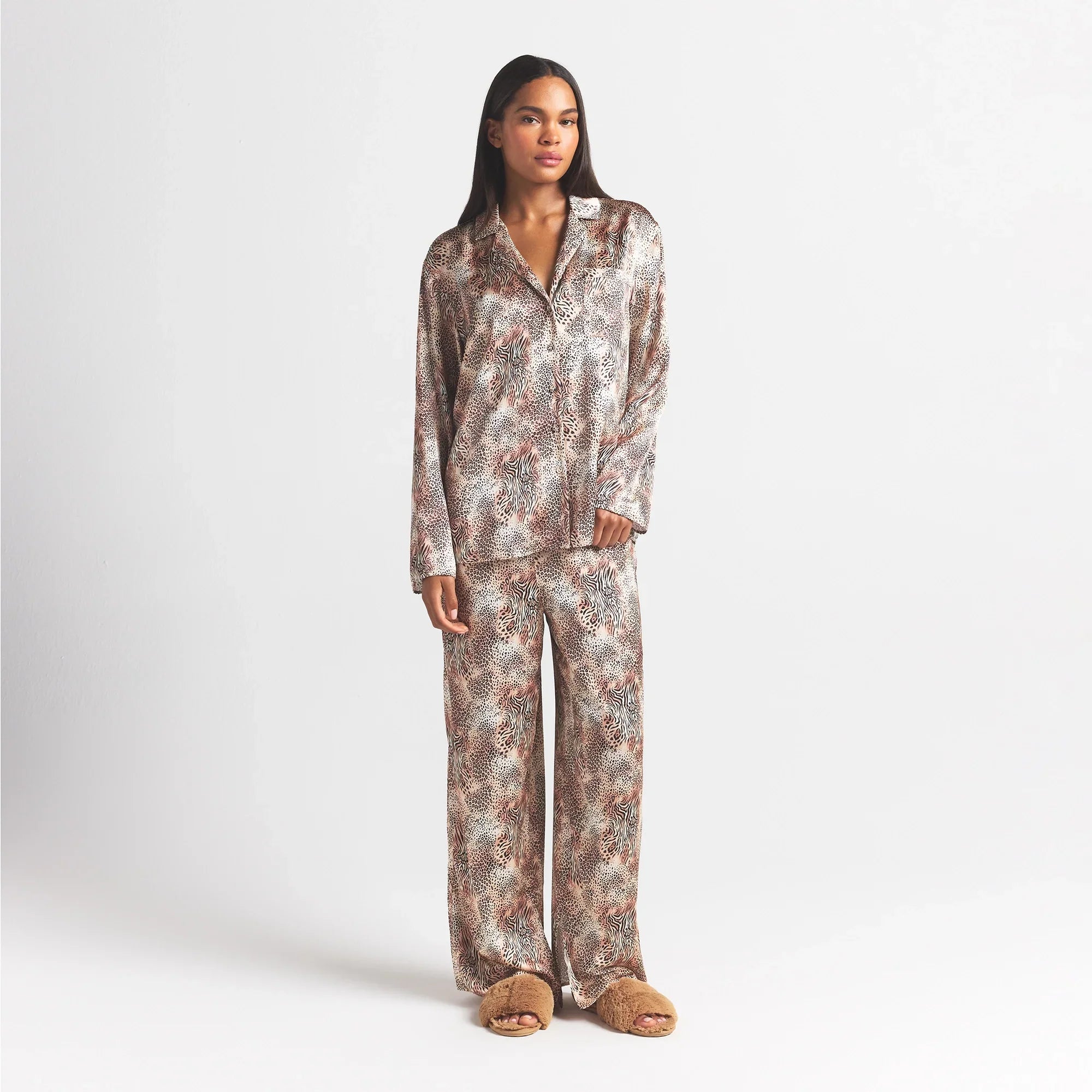 SKIMS WOVEN SHINE LONG SLEEP SET | SAND MINI MULTI ANIMAL - Mind Türkiye