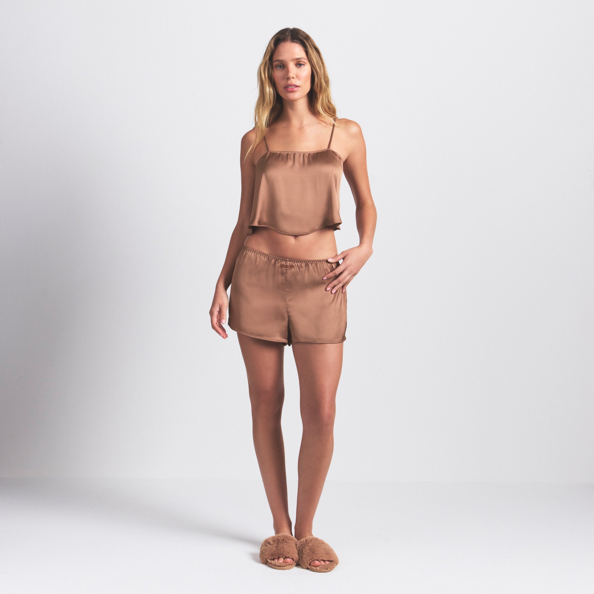 SKIMS WOVEN SHINE CAMI AND SHORT SLEEP SET | SIENNA - Mind Türkiye