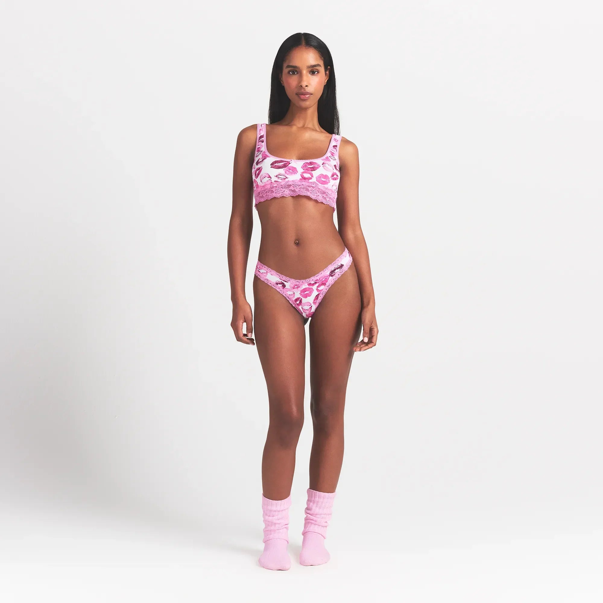 SKIMS LIGHTWEIGHT COTTON LACE THONG | PINK ALLOVER LIPSTICK - Mind Türkiye